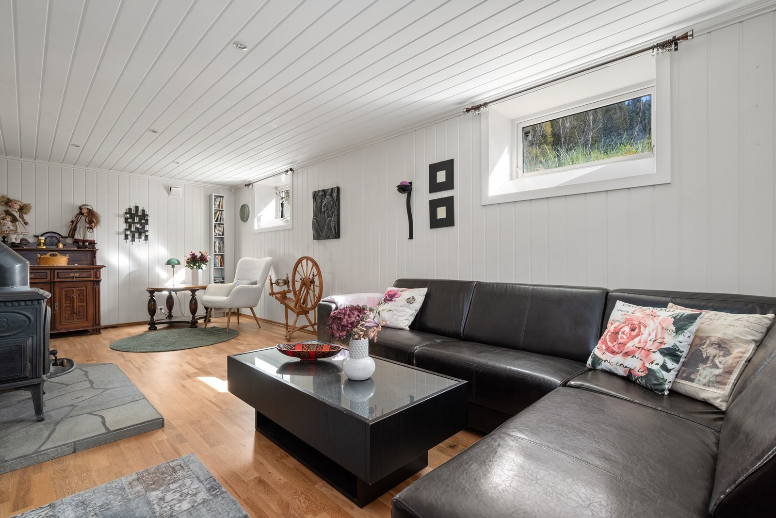 Boligen har en koselig kjellerstue, som med sine 23 kvm har plass til flere sittegrupper. Galleribilde