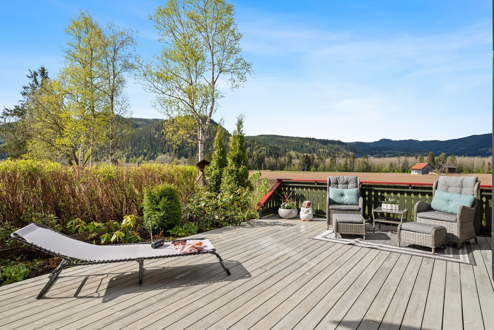 Stuen har to utganger til en herlig og delvis overbygd terrasse på ca. 56 kvm. Galleribilde