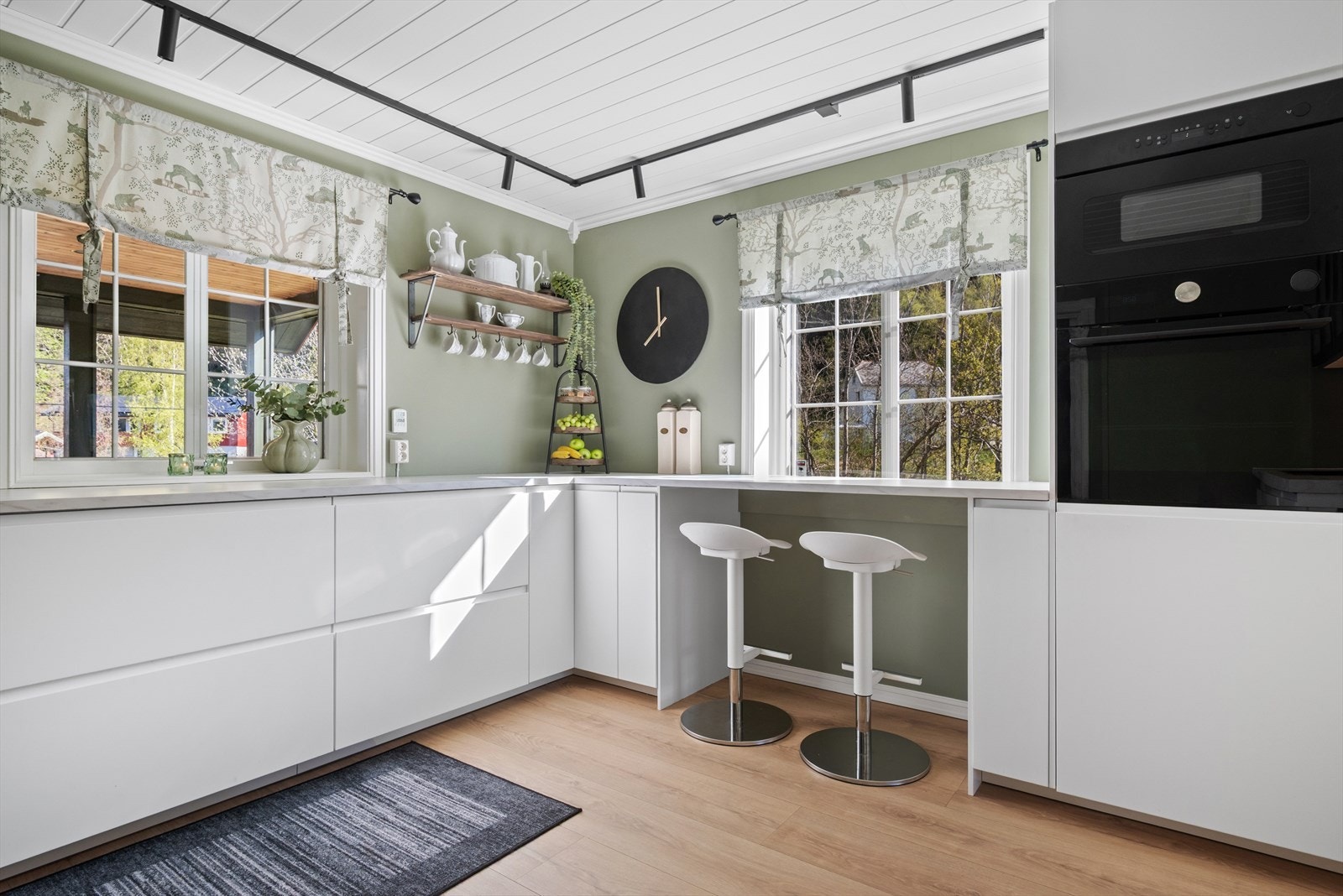 For et luftigere uttrykk er overskap i stor grad droppet til fordel for åpne flater og hyller. Galleribilde