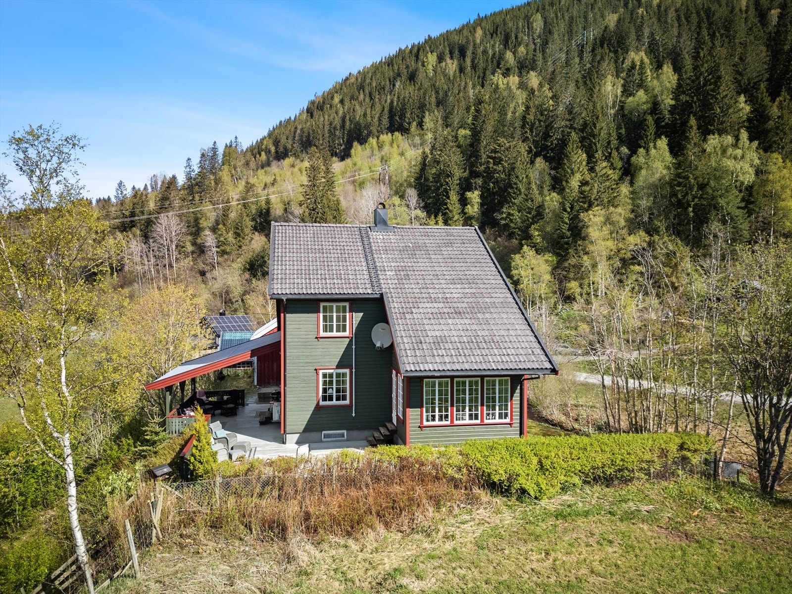 Omgivelsene er idylliske, landlige og fredfulle, med flotte turmuligheter sommer som vinter. Galleribilde