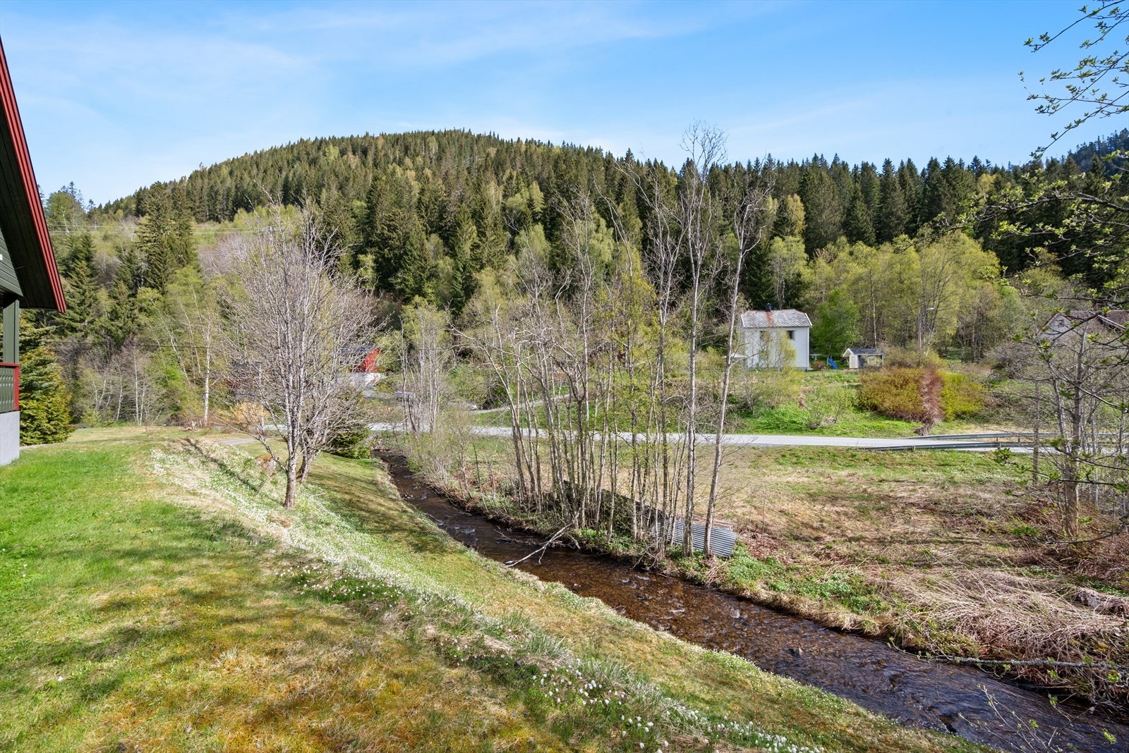 En idyllisk bekk på egen tomt sildrer rolig og gir deg ro i sjelen. Galleribilde