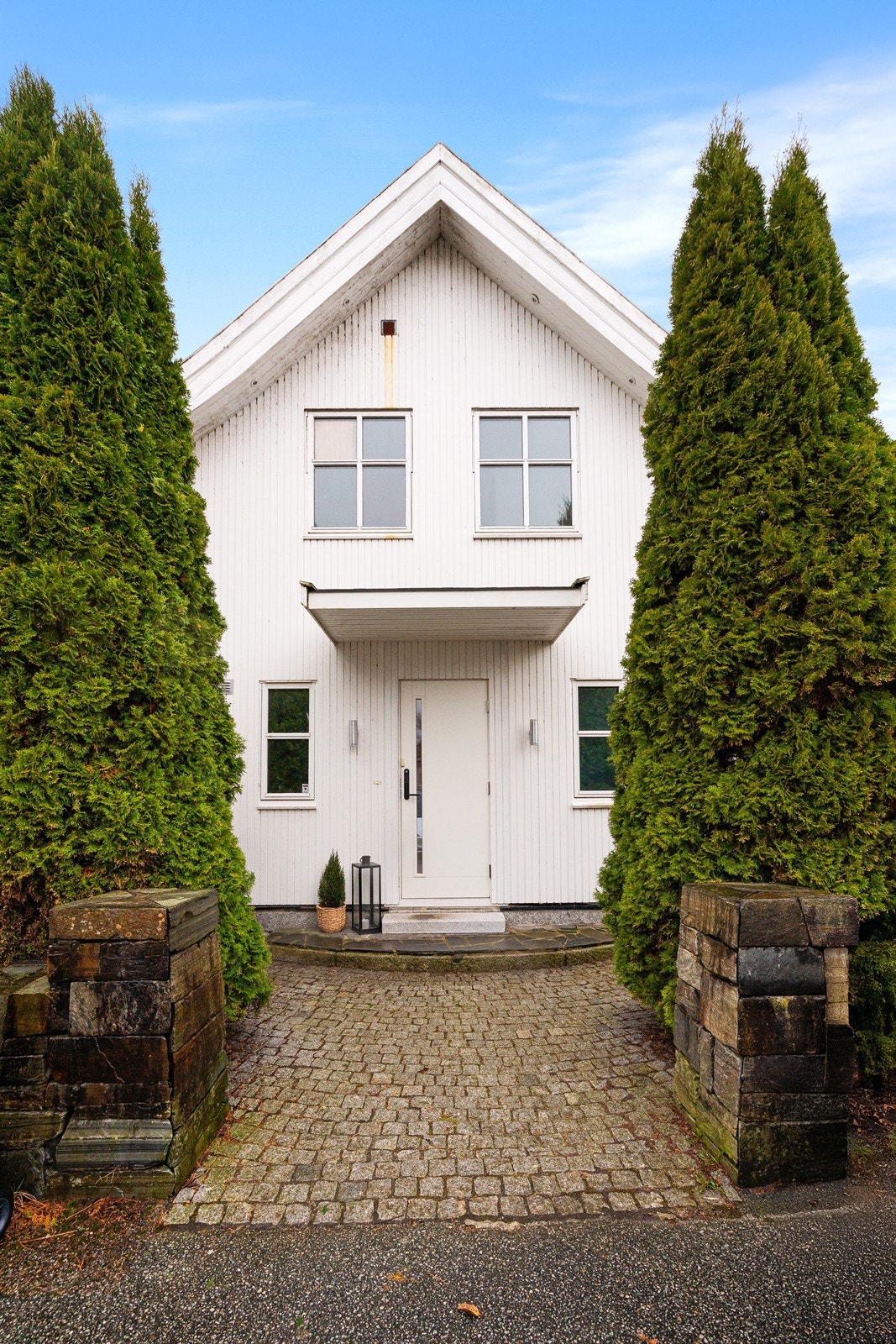 Brosteinsbelagt entre. Galleribilde