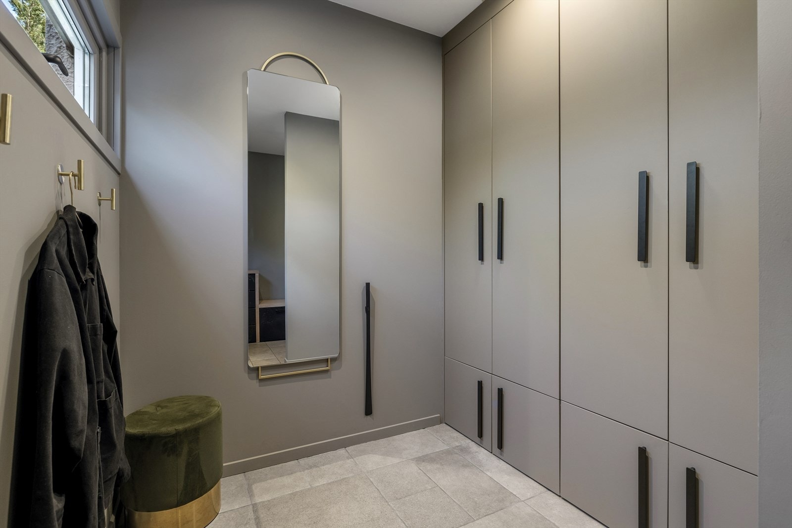 Romslig, flislagt entré med plassbygde garderober. God plass til oppbevaring av yttertøy og sko. Galleribilde