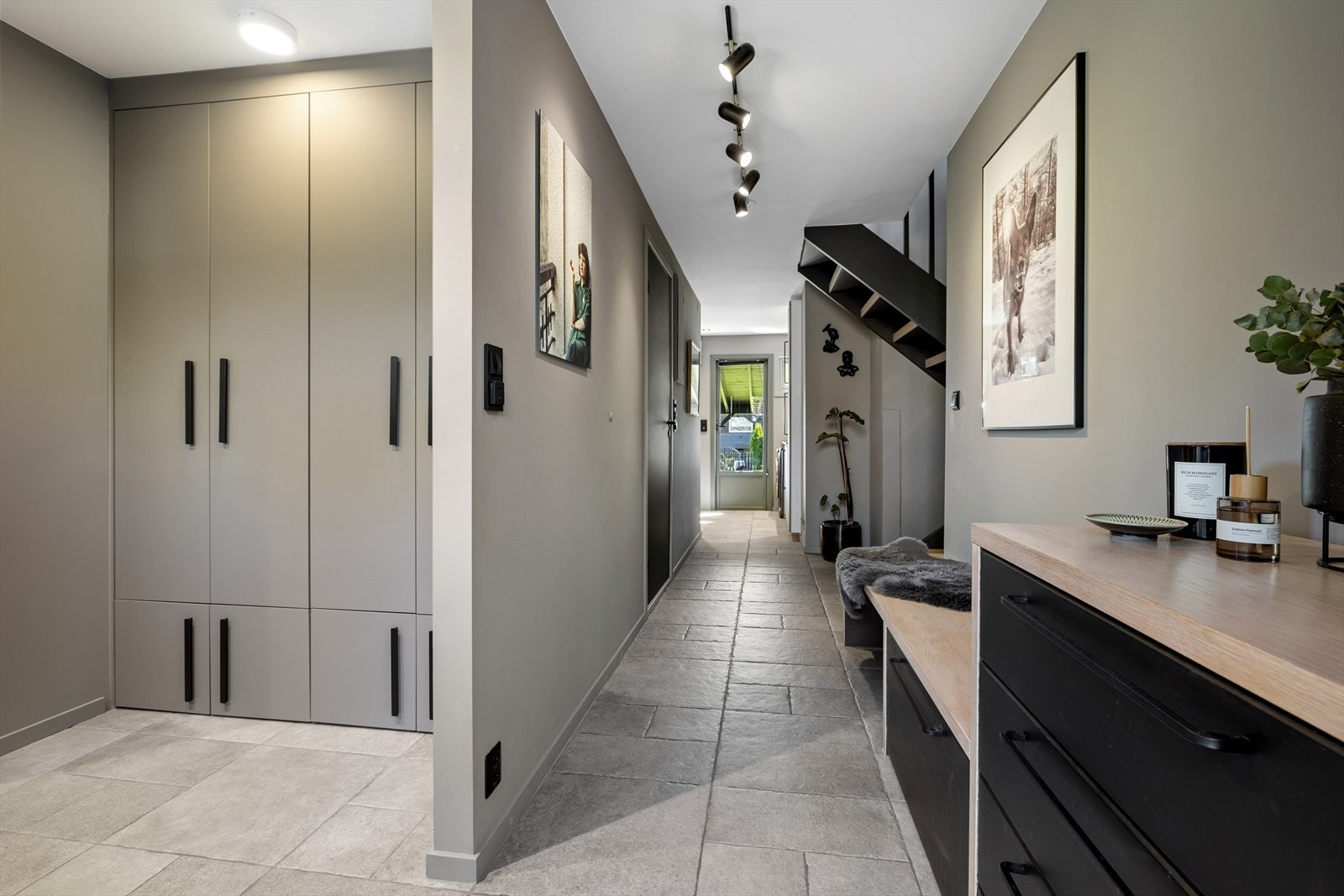 Entréen er boligens førsteinntrykk og fremstår både ryddig og innbydende. Galleribilde