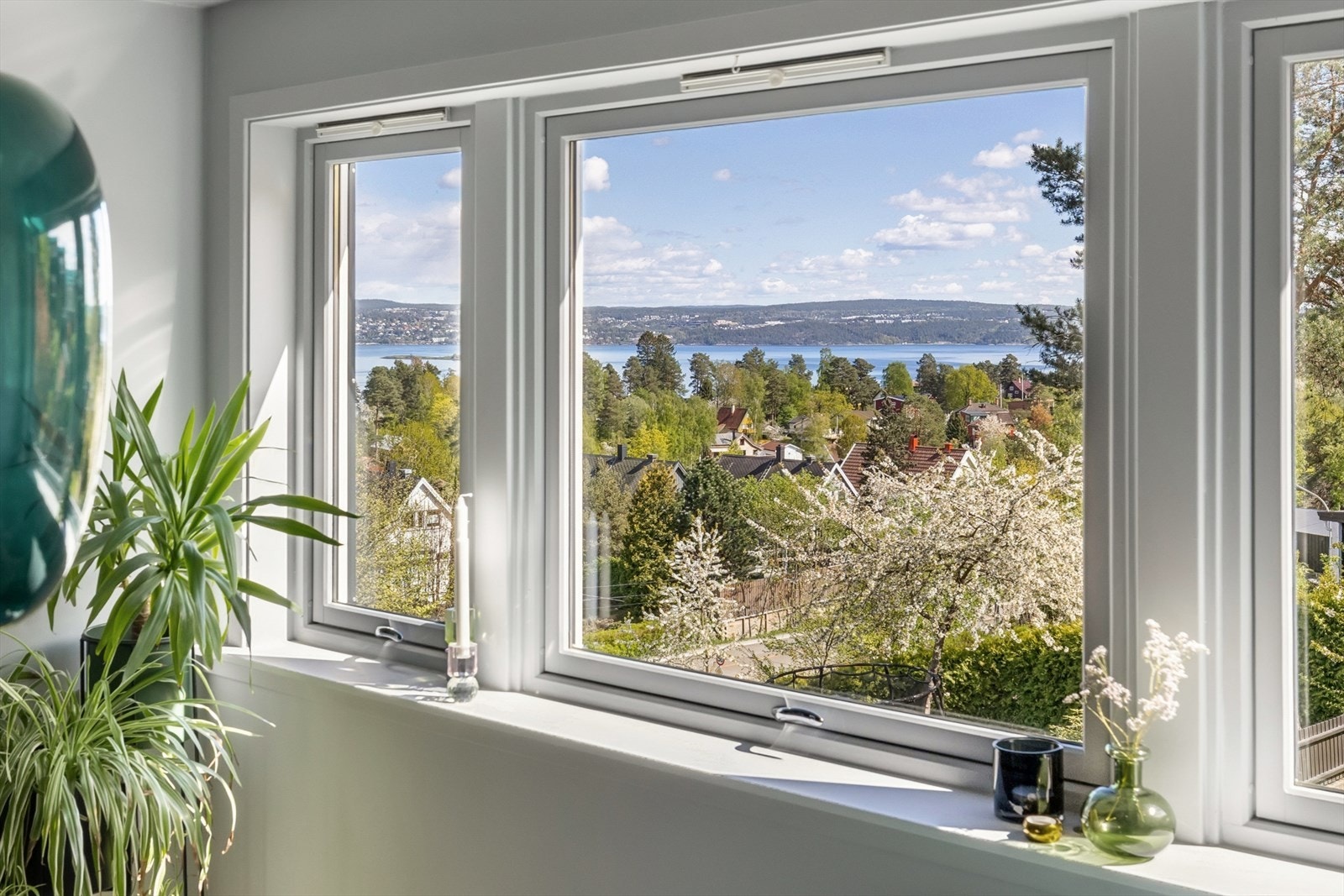 Fra stuevinduene er det flott utsikt mot Bunnefjorden og hyggelig utsyn over nabolaget. Galleribilde