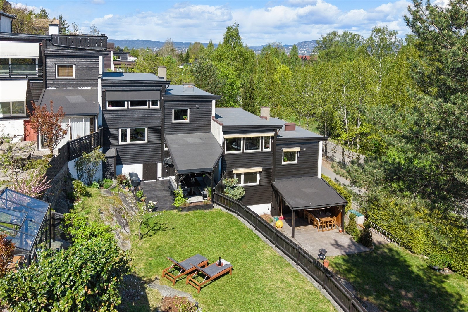 Huset ligger høyt i terrenget og har gode solforhold. Galleribilde