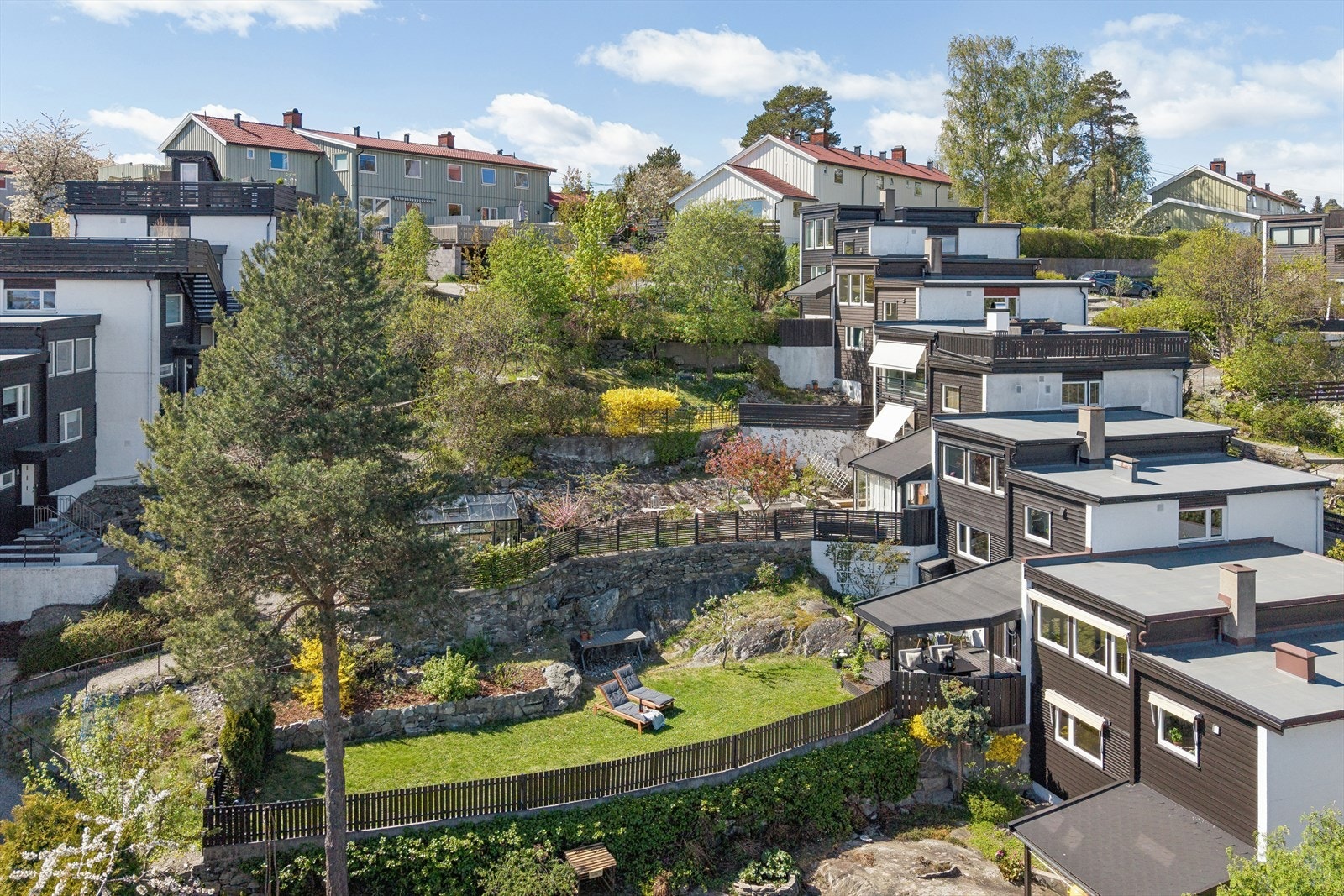 Rekkehuset strekker seg over fire delplan med en åpen og god planløsning. Galleribilde