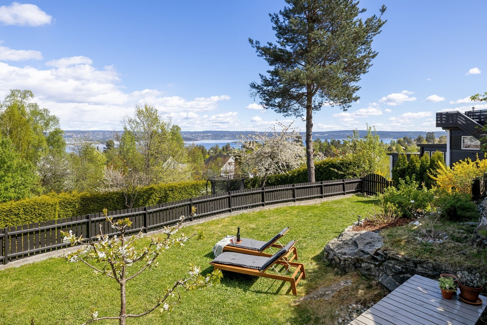 Hagen er inngjerdet og er perfekt boltreplass for f.eks. barn og husdyr. Galleribilde