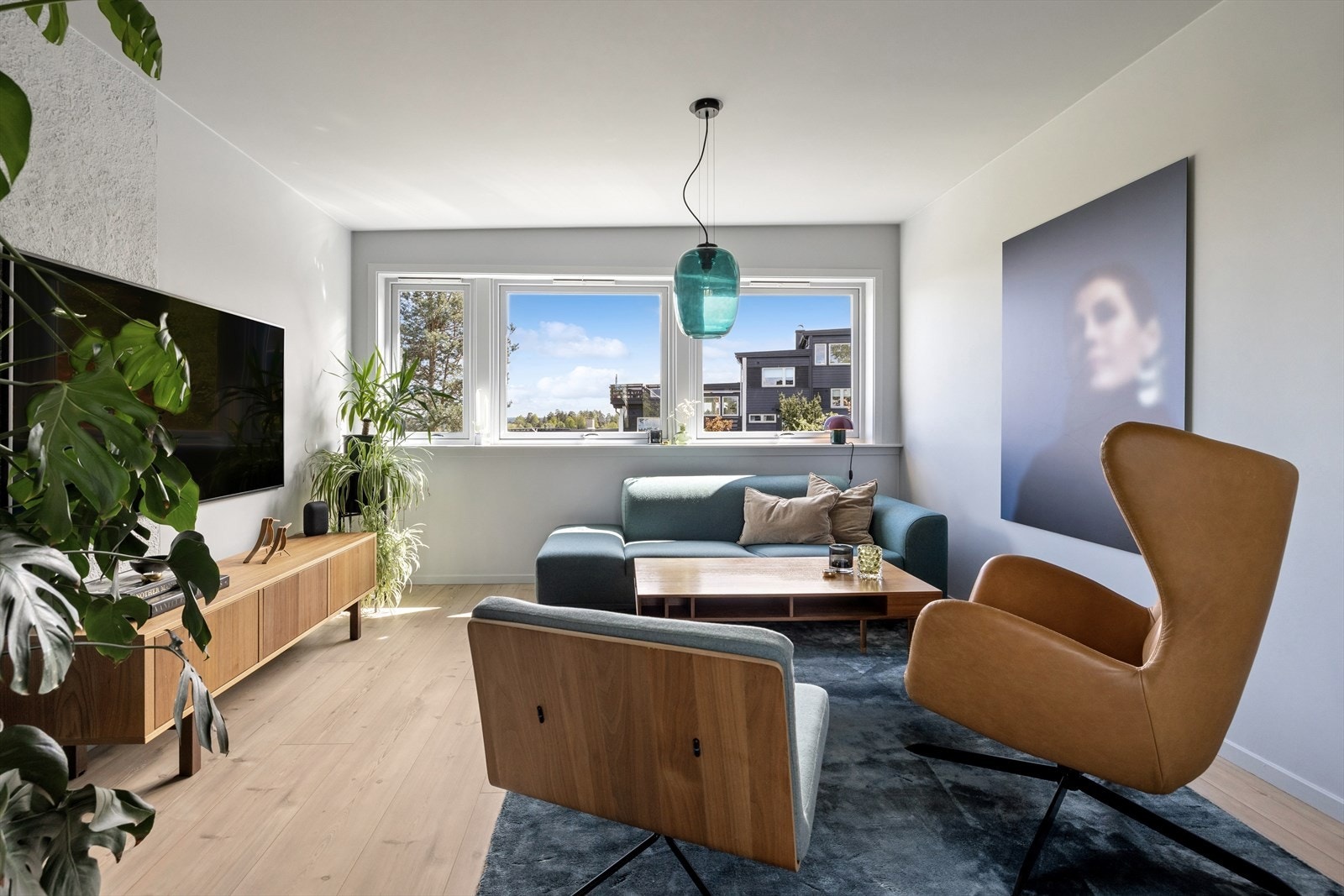 Stuen har en god planløsning med naturlige soner for både sofagruppe og spisestuebord. Galleribilde
