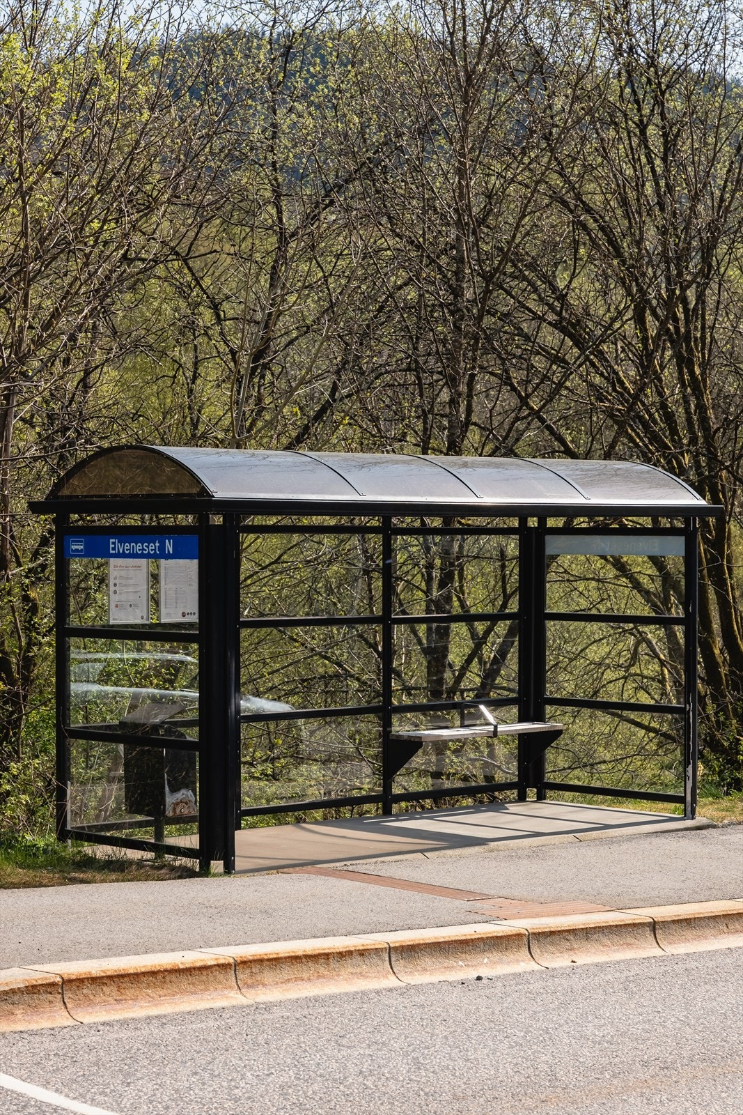 Bussholdeplassen Elveneset ligger like utenfor, og det er kort gangavstand til bybanestopp ved Skjoldskiftet. Galleribilde