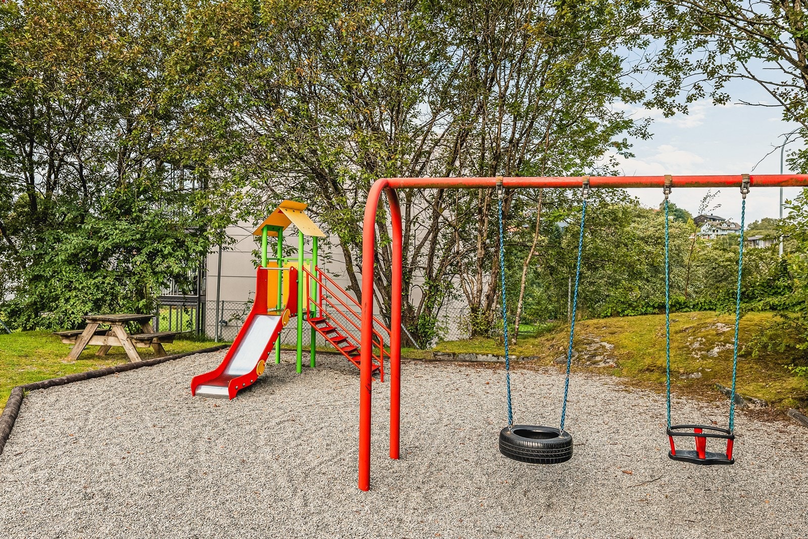For de minste er det lekeplass på fellesområdet. Galleribilde