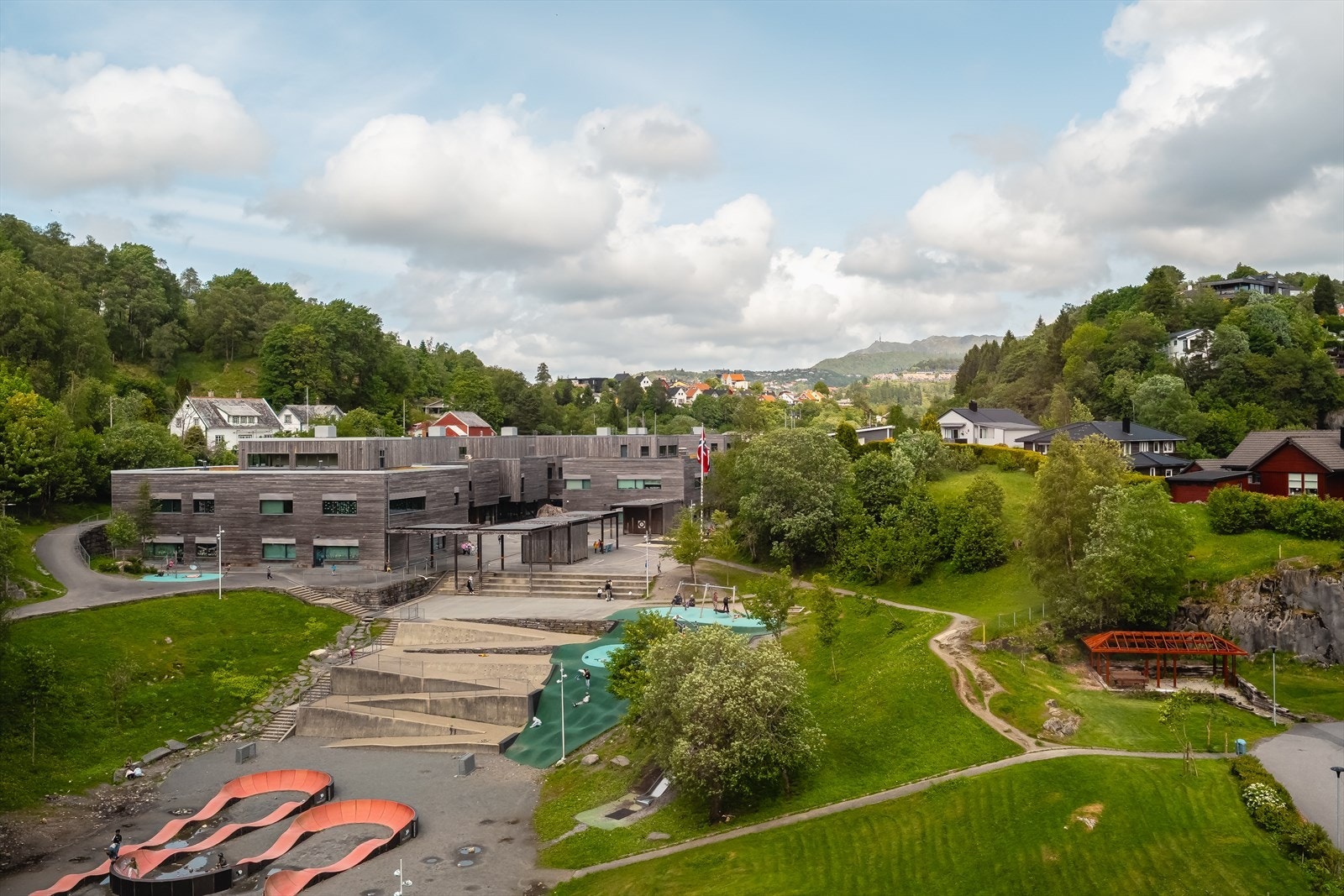 Både barne- og ungdomsskoler, som Slåtthaug skole, ligger i gangavstand. Galleribilde