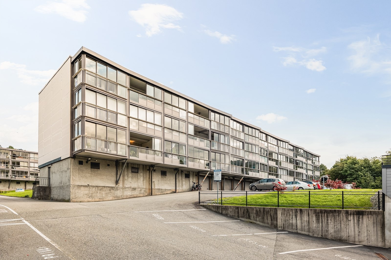 Leiligheten ligger i 3. etasje i et bygg fra 1967. Galleribilde