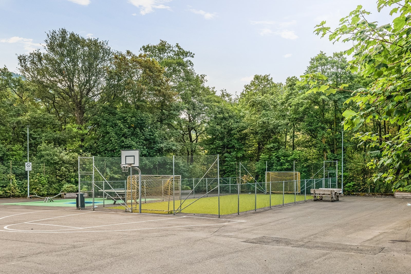 På området finnes en ballbinge for fotball og basketball. Galleribilde