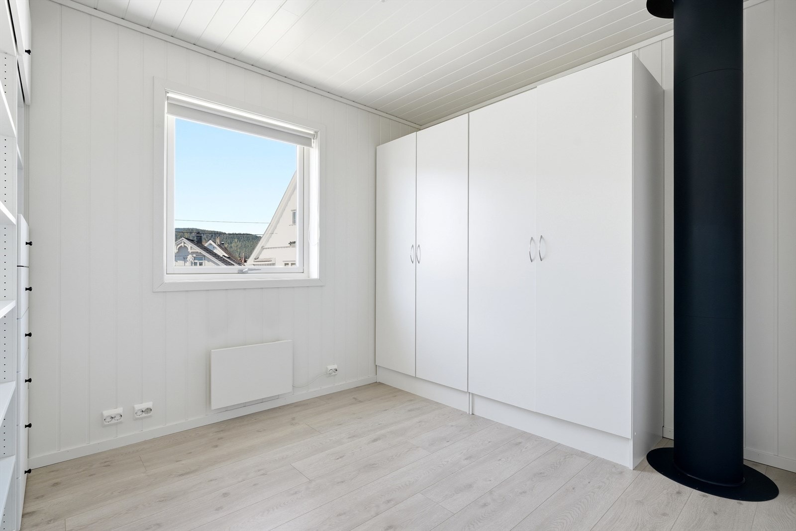 Det fjerde soverommet i etasjen har blitt benyttet som garderoberom, men har en fin størrelse for å kunne brukes som soverom. Galleribilde