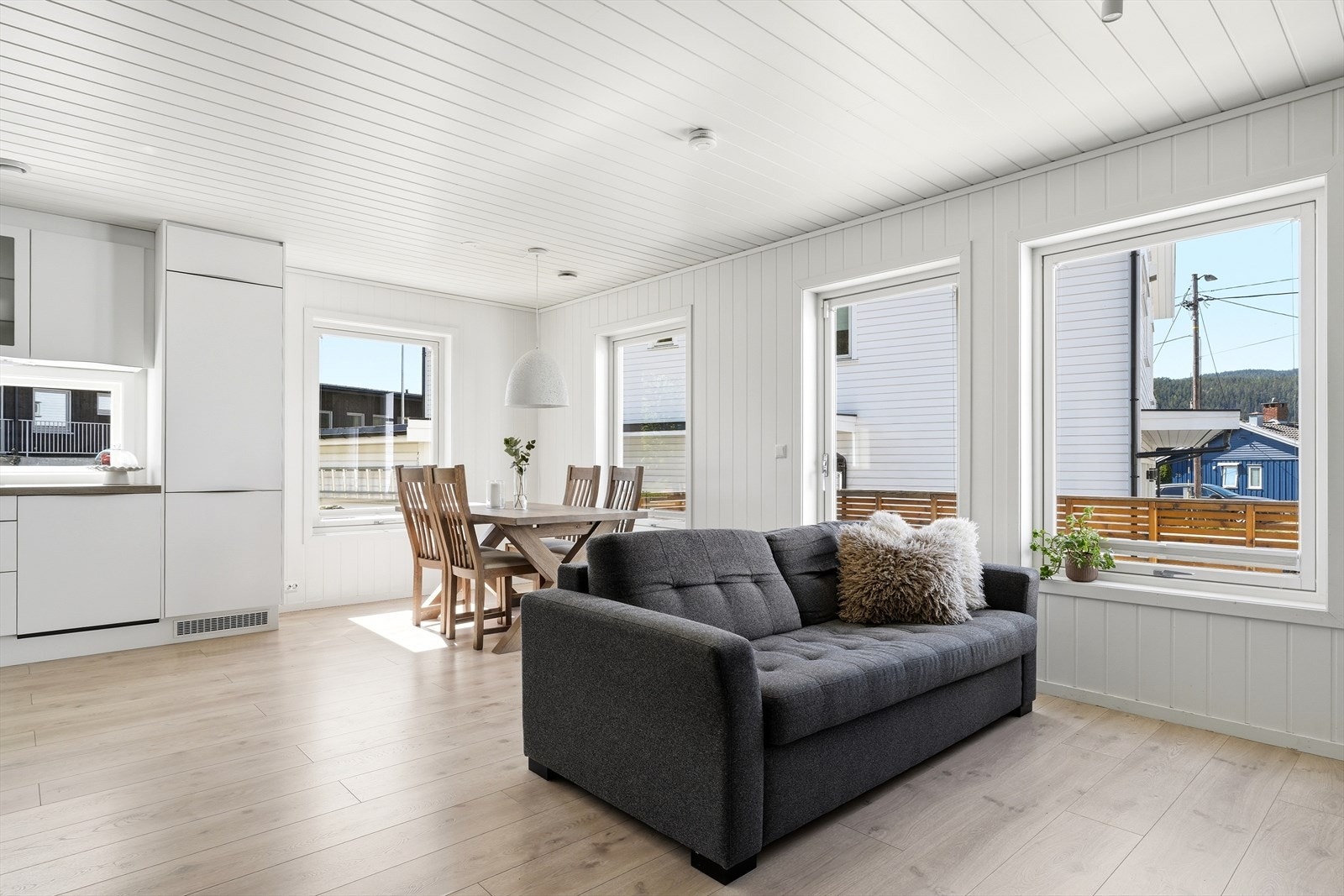 Store vindusflater gir rikelig med naturlig lys til oppholdsrommet. Galleribilde