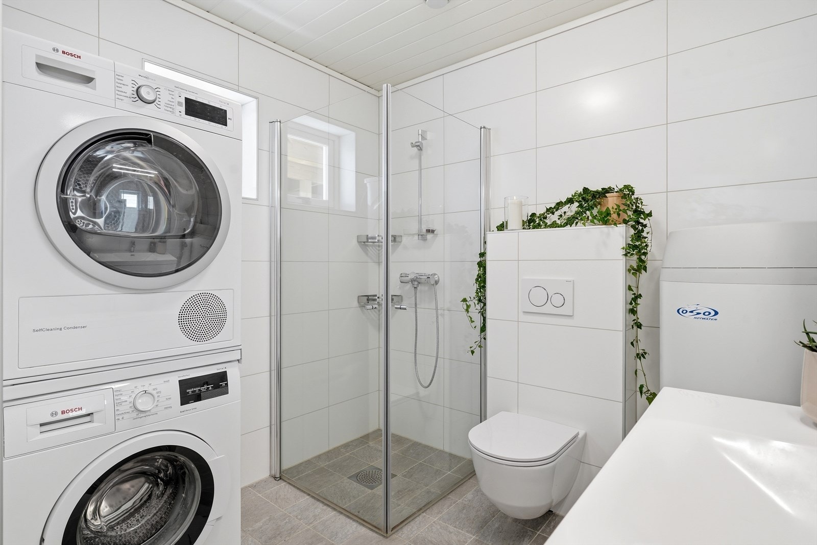 Badet i første etasje fungerer også som vaskerom, med opplegg for vaskemaskin og tørketrommel. Galleribilde