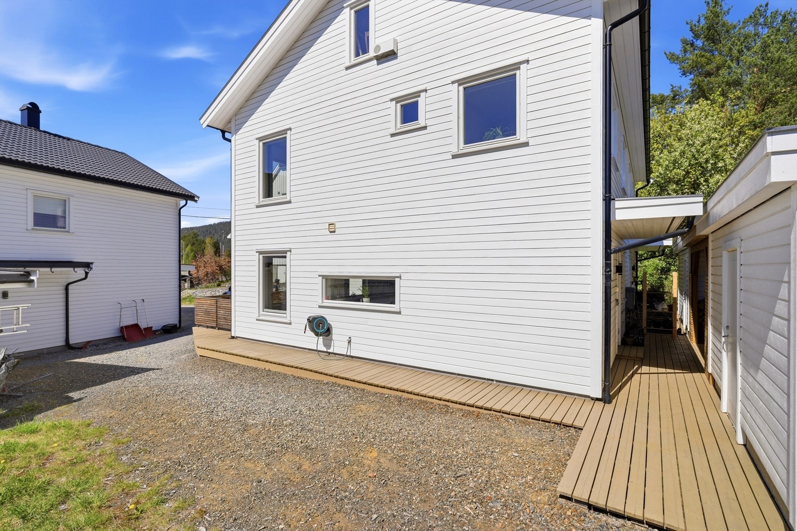 Det er etablert platting langs gavlveggen, som utvider uteområdet. Galleribilde