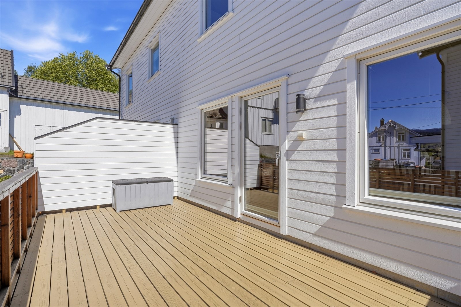 Fra stuen er det utgang til en romslig terrasse på 17 m². Galleribilde