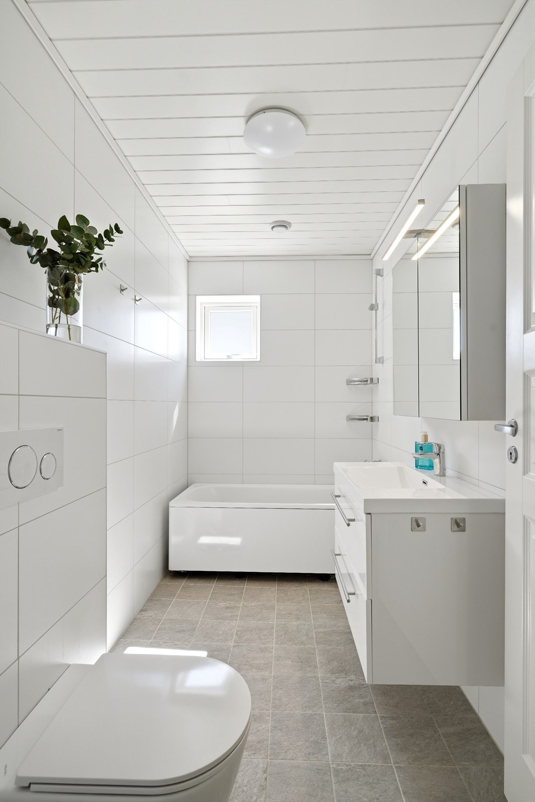Badet i 2. etasje har flislagte vegger og gulv, samt elektrisk gulvvarme. Galleribilde