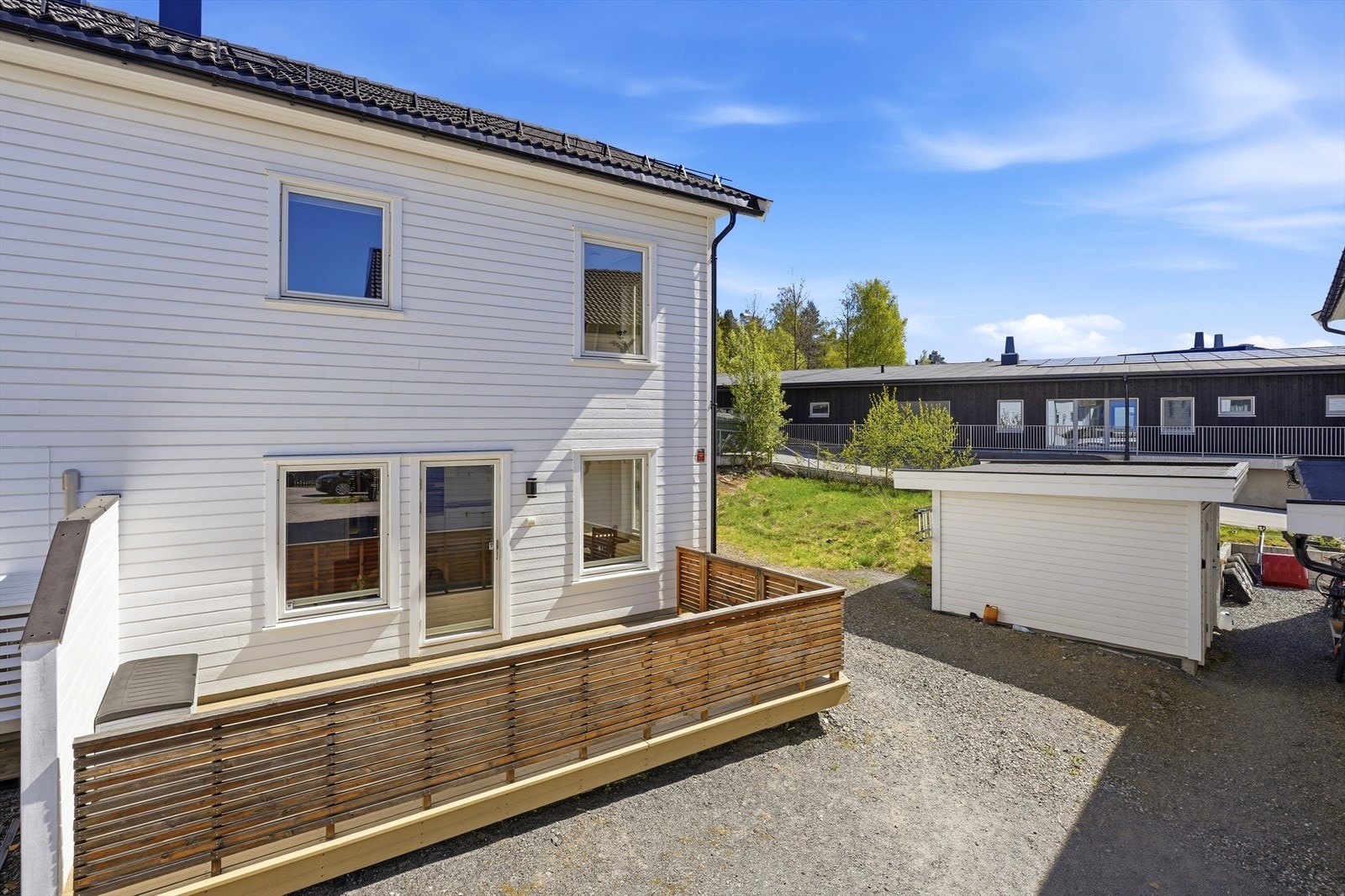 Uteområdet inkluderer også en frittstående bod på 5 m² fra 2017. Galleribilde