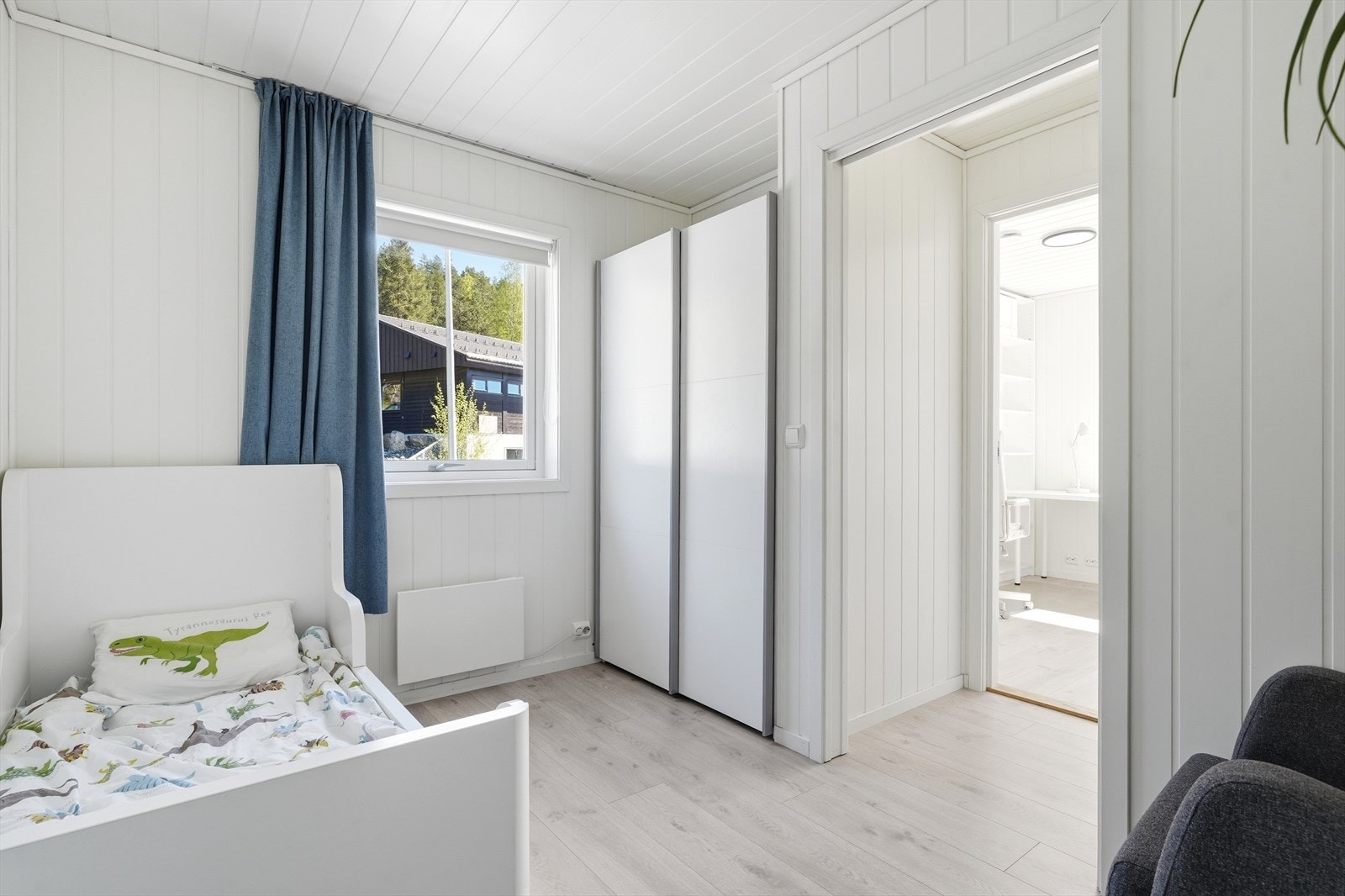 Lyse og lettmøblerte rom gir fleksibilitet for familien. Galleribilde