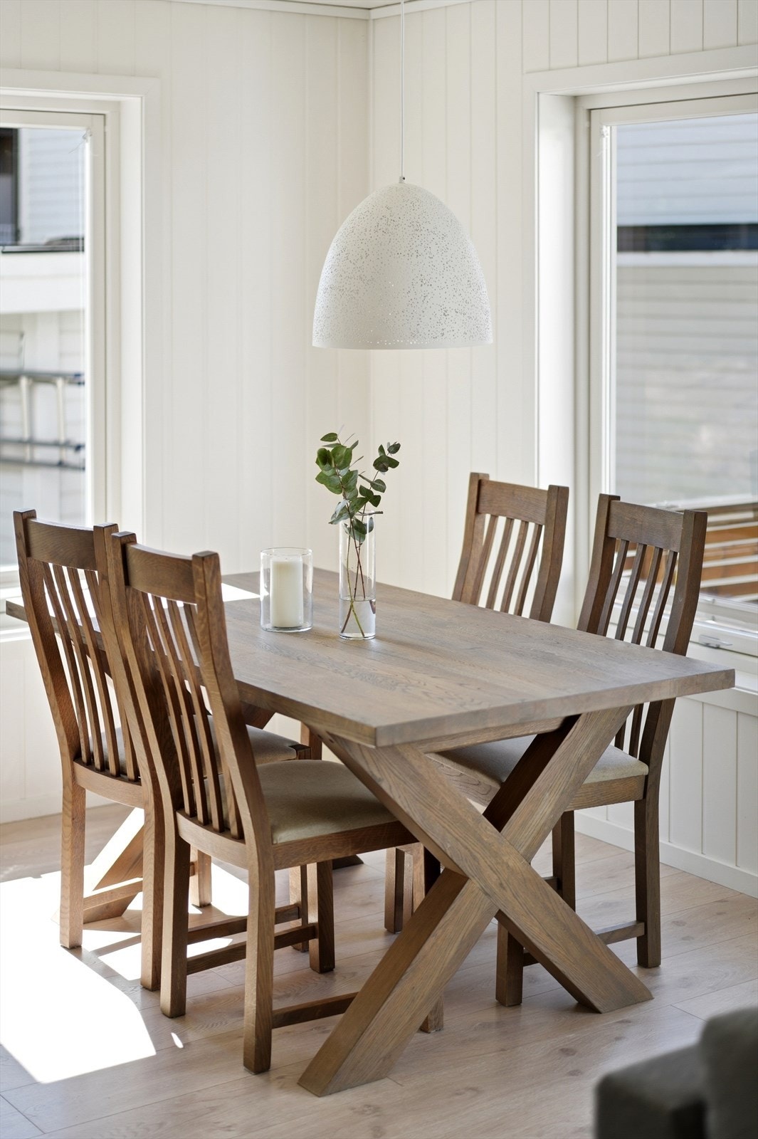 I den åpne løsningen er det god plass til en romslig spisestue for familie og gjester. Galleribilde