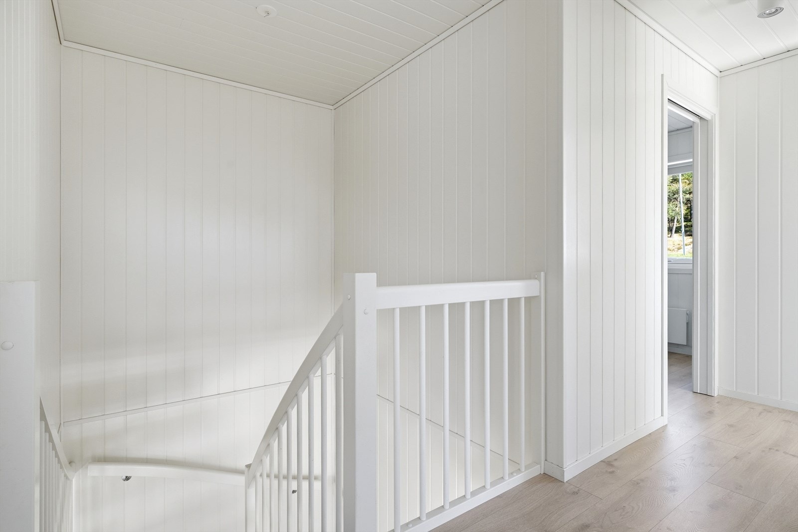 Fra gangen i andre etasje er det tilgang til loft med god lagringsplass via en nedfellbar stige. Galleribilde