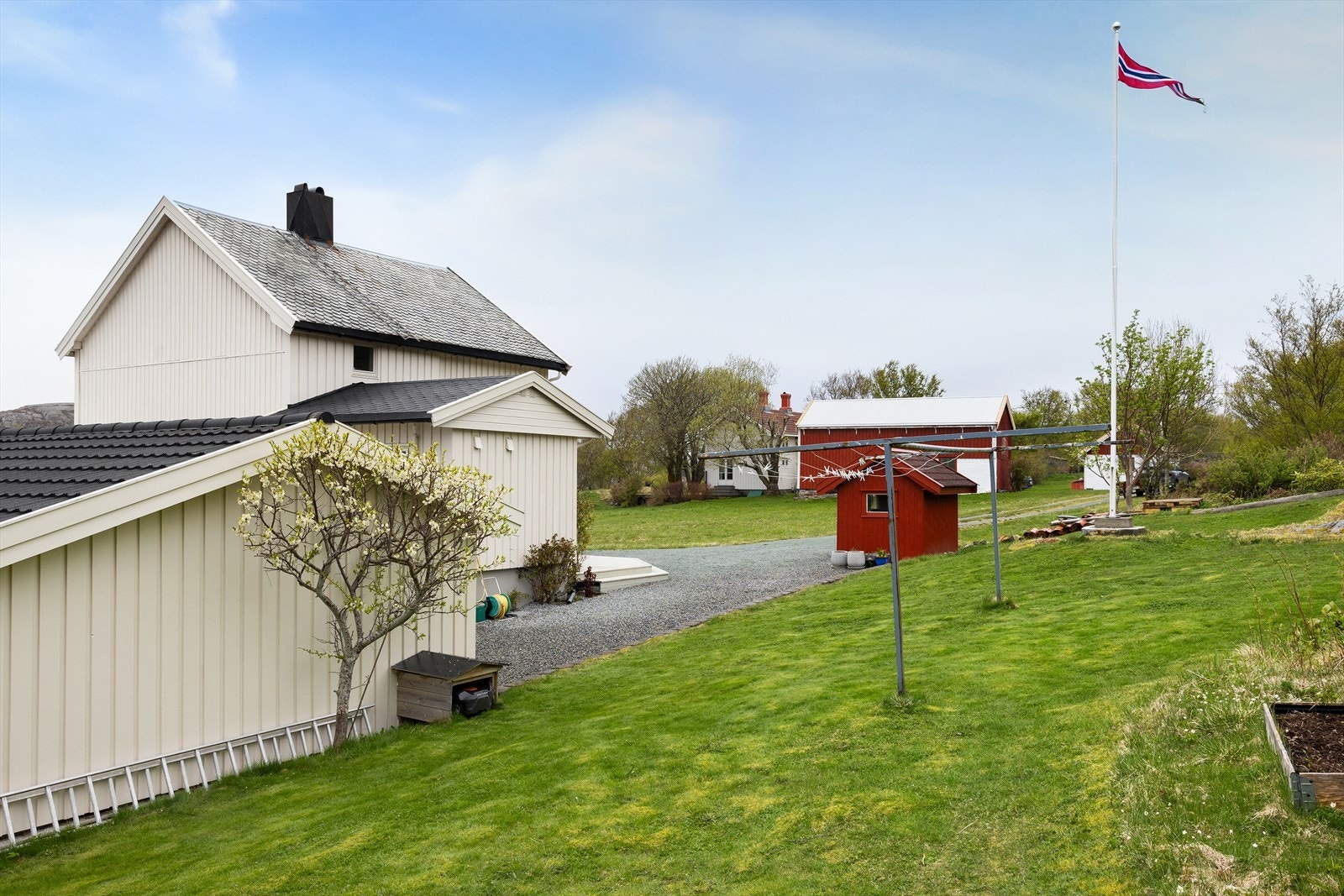 Pent opparbeidet hage med gode muligheter for lek, rekreasjon og hyggelige sommerdager for hele familien. Galleribilde