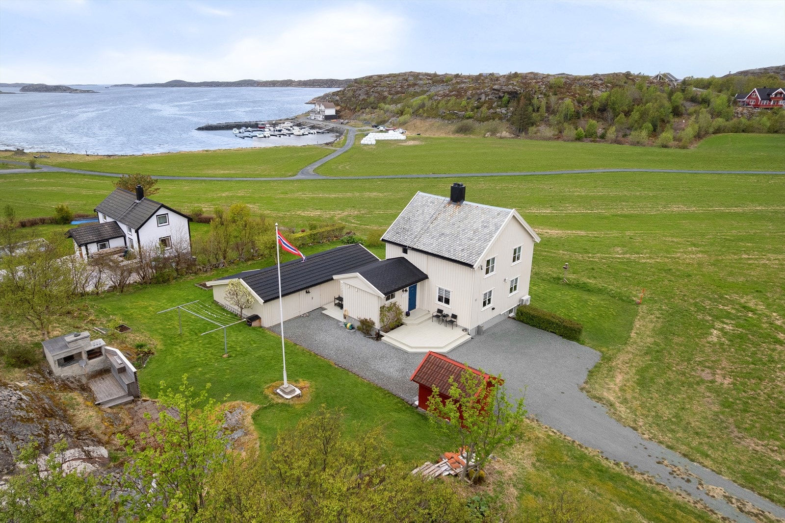 Velkommen til Lysøyveien 84! Heimdal Eiendomsmegling v/ Frode Drazkowski presenterer en idyllisk fritidseiendom på 153 m² BRA-i med 3 soverom, flere terrasseområder, uthus, atelier, garasje, verksted og båtplass. Galleribilde