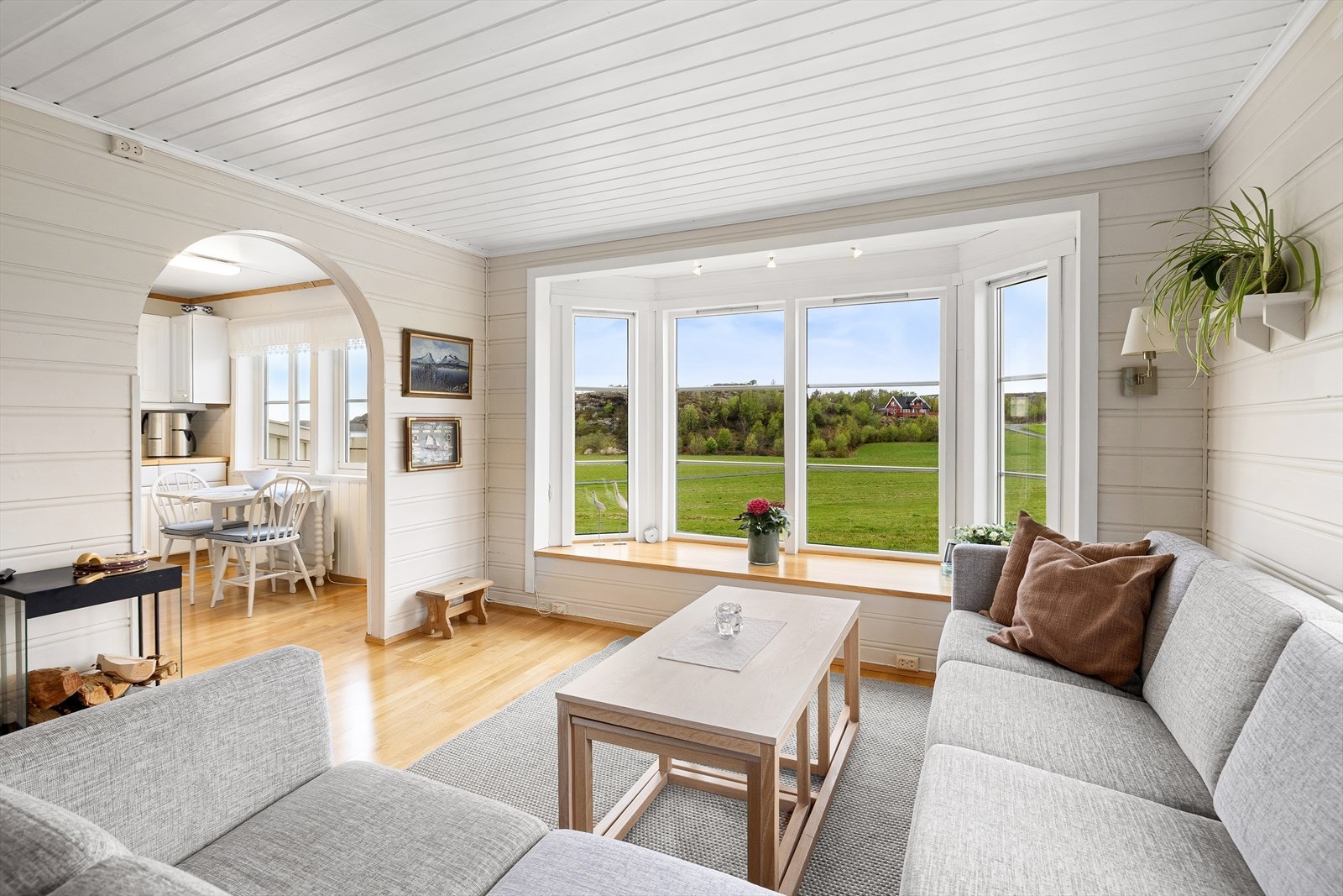 Store vindusflater sørger for rikelig med naturlig lysinnslipp og flott utsyn mot sjø og omkringliggende natur. Galleribilde