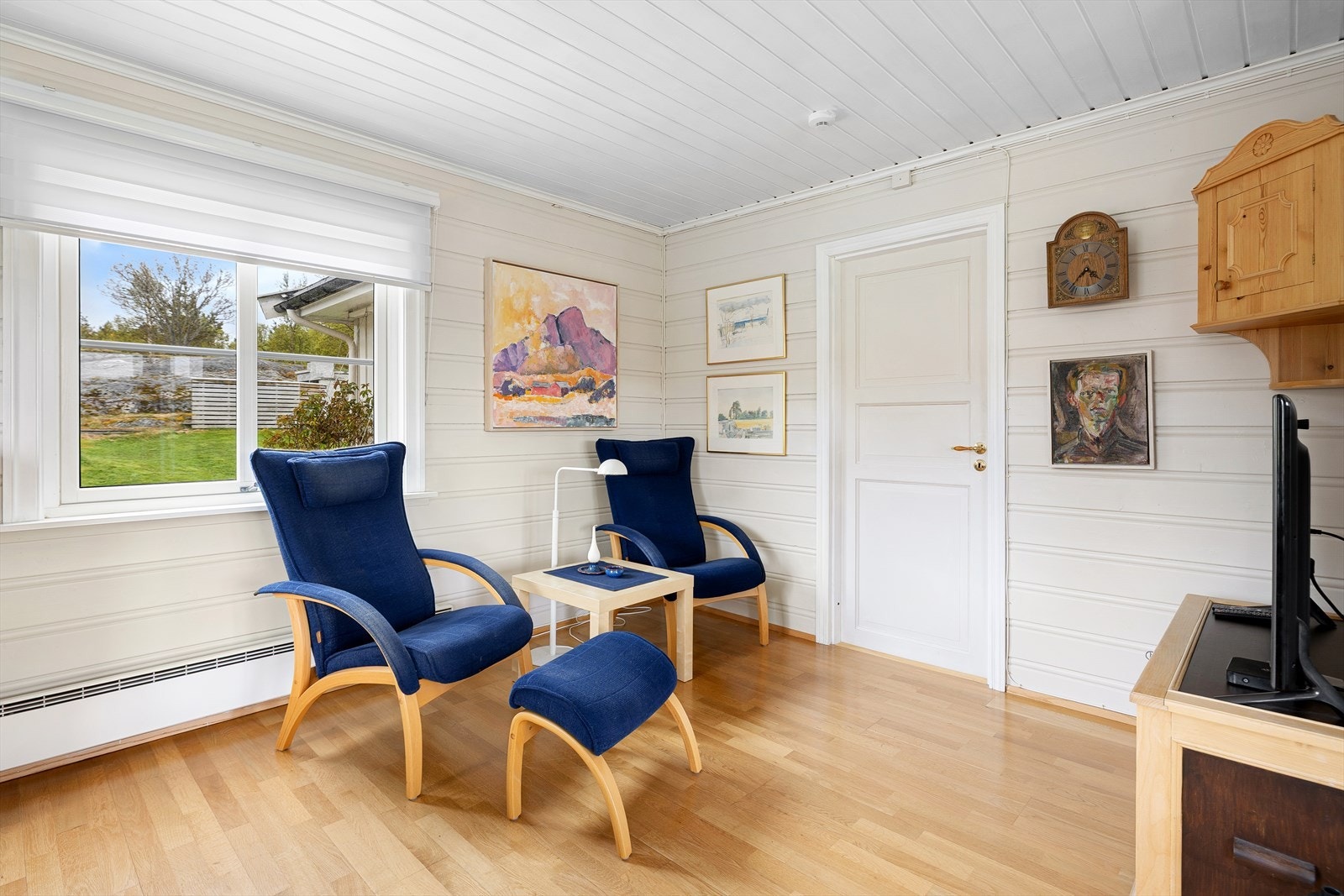 TV-seksjonen i stuen byr på fleksible møbleringsmuligheter og en sosial planløsning. Galleribilde