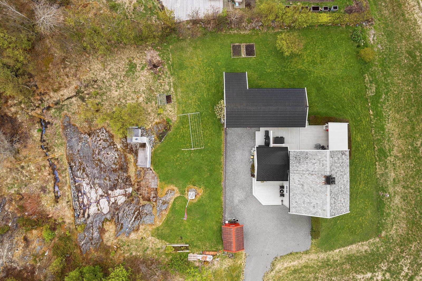 Dronebilde som viser eiendommens attraktive plassering i rolige og sjønære omgivelser ytterst på vakre Fosenhalvøya. Galleribilde