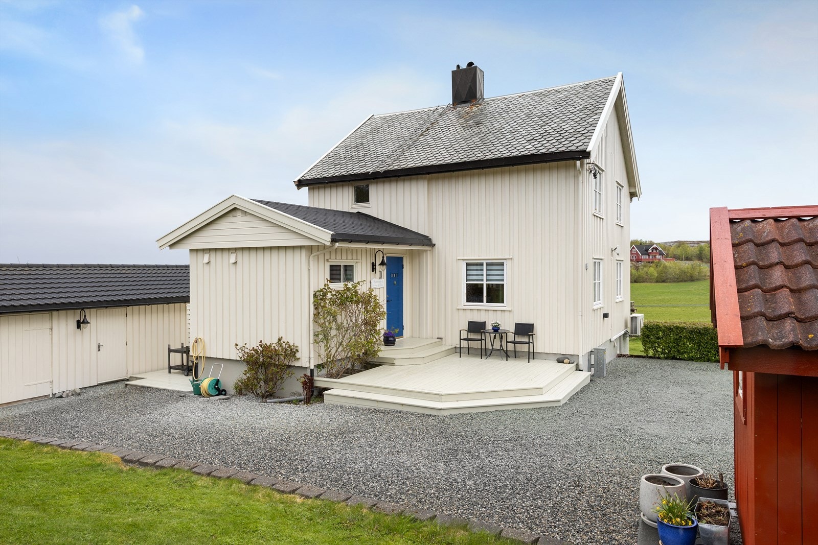 Fasadebilde av den sjarmerende fritidsboligen med klassisk uttrykk, skifertak og naturskjønn beliggenhet. Galleribilde