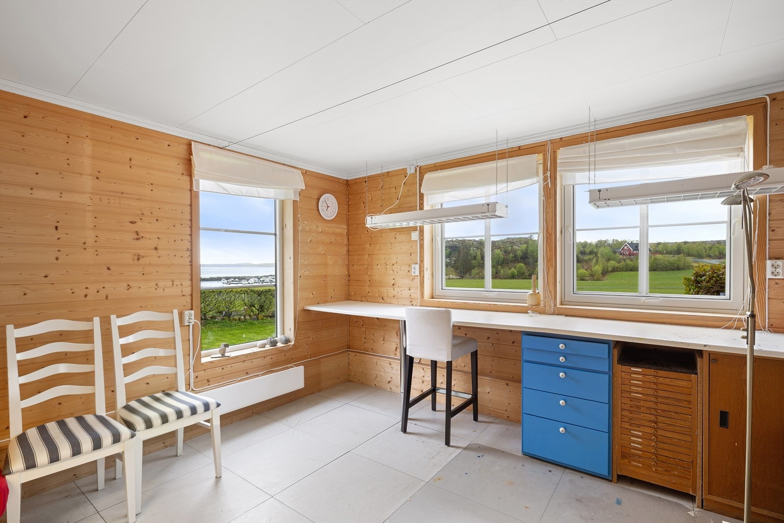 Eget atelier i separat bygg, hvor du også finner både garasje og verksted - ideelt for kreative prosjekter, hobbyvirksomhet eller anneks. Galleribilde