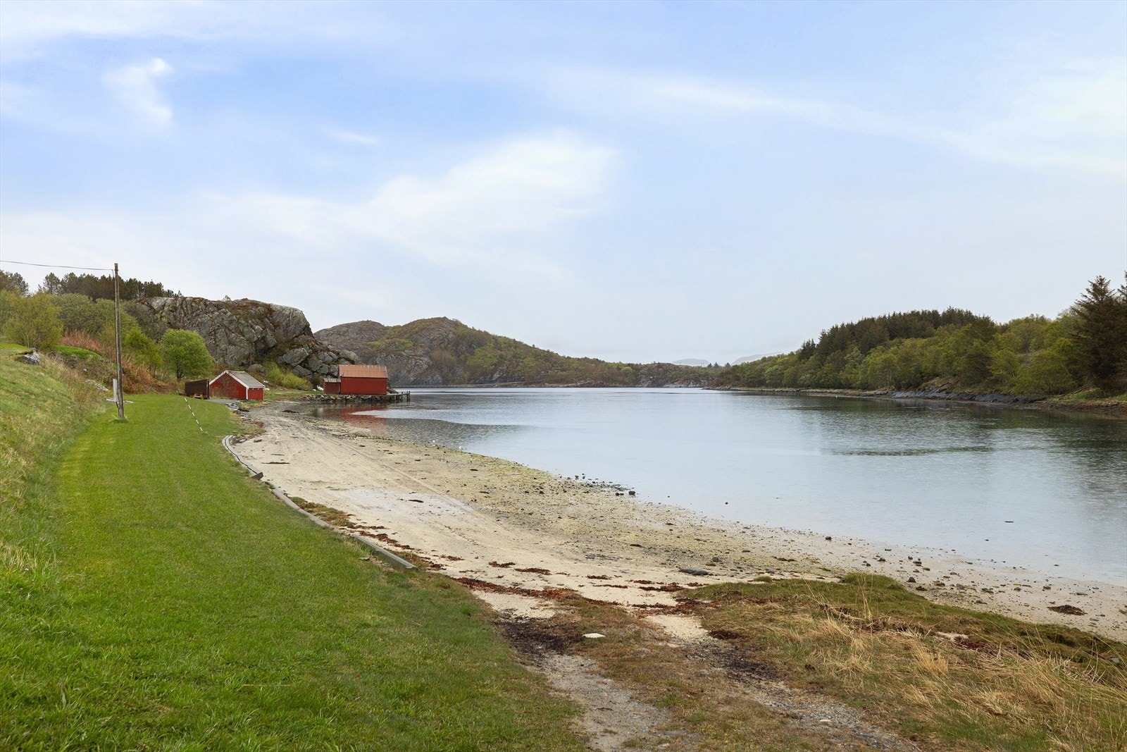 Flott strand like ved eiendommen - perfekt for bading, rekreasjon og late sommerdager ved sjøen. Galleribilde