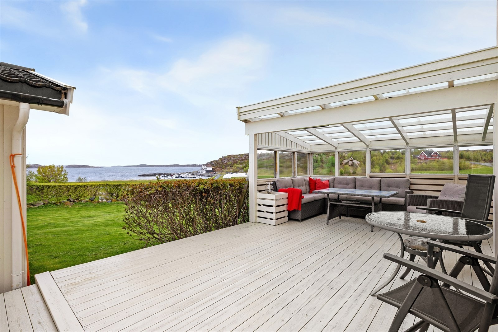 Boligen har totalt ca. 65 m² terrasseareal fordelt på flere soner - her ser dere den store og delvis overbygde terrassen med god plass til hagemøbler og sosiale sammenkomster. Galleribilde