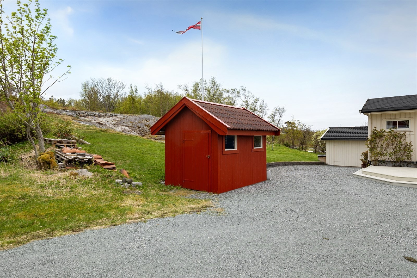 Praktisk redskapsbod på ca. 5 m² med plass til hageutstyr, ved og fritidsutstyr. Galleribilde
