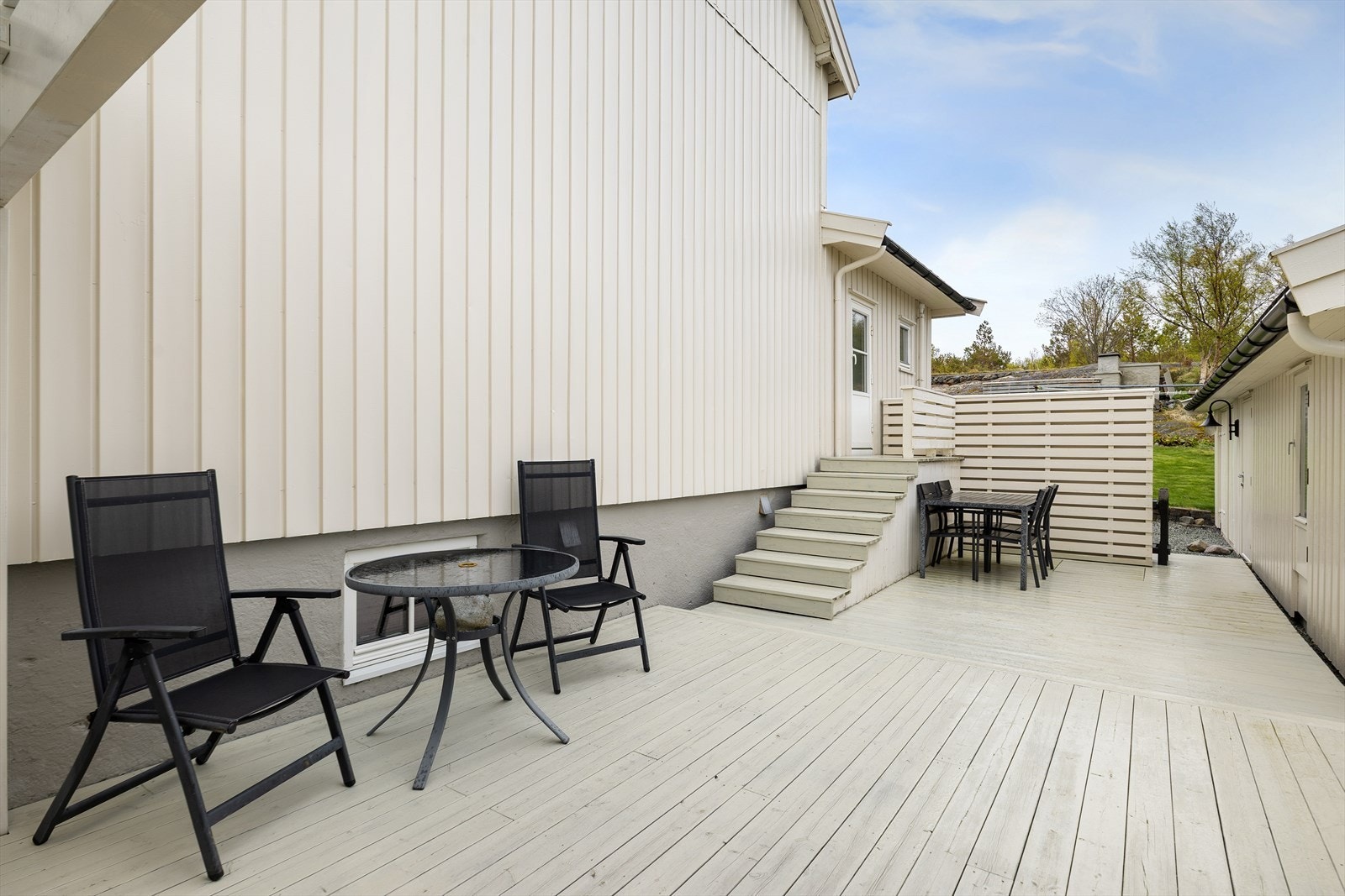 Terrasseområde på motsatt side av boligen hvor du kan nyte solen gjennom store deler av dagen i fredelige omgivelser Galleribilde