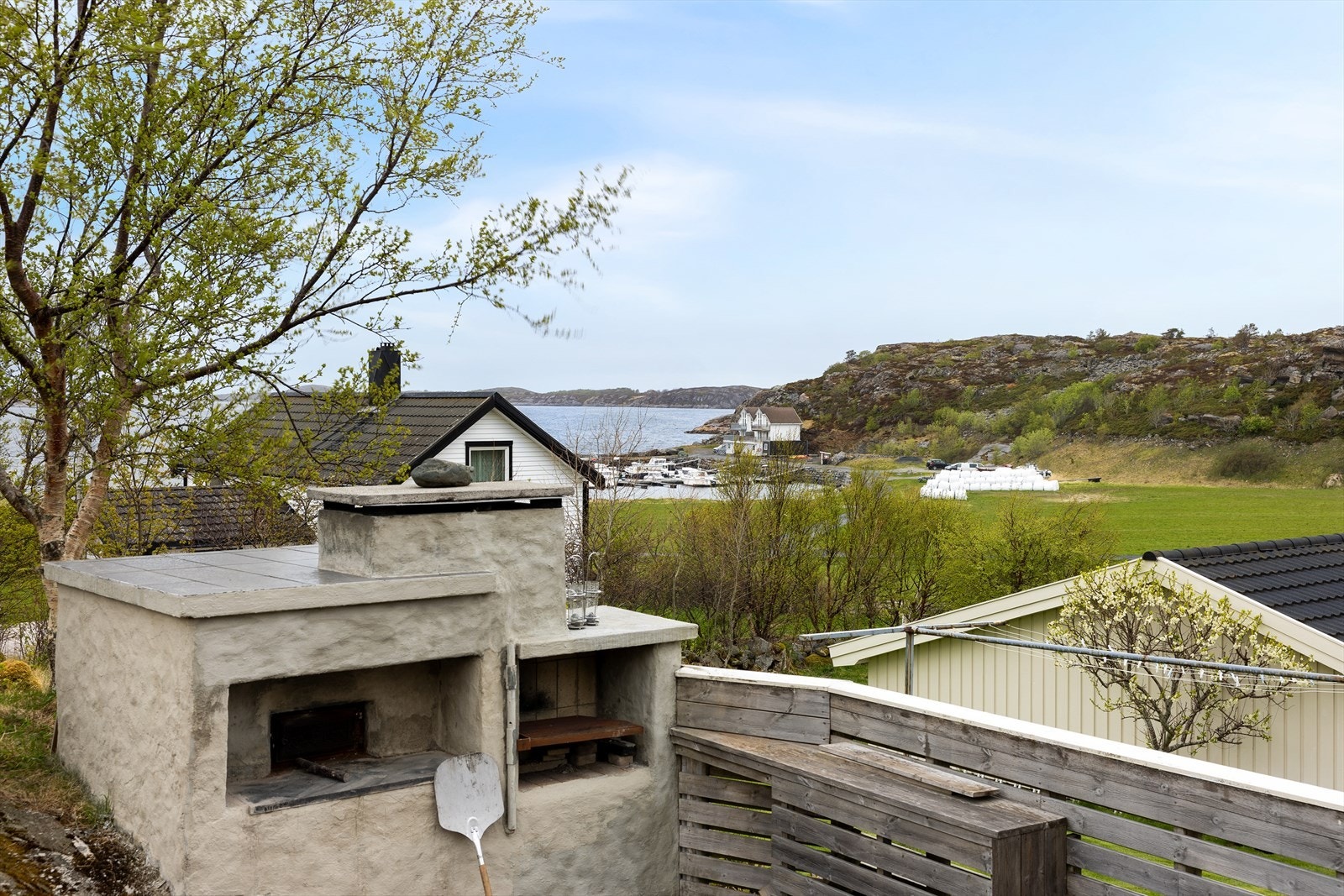 Her kan du lage ekte steinovnspizza og samle familie og venner i naturskjønne omgivelser med frisk sjøluft og maritim atmosfære. Galleribilde