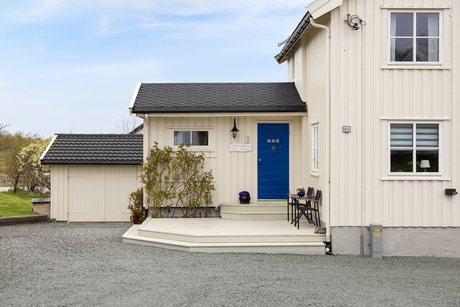 Innbydende inngangsparti som ønsker deg velkommen inn i denne innholdsrike fritidsboligen over 3 plan. Galleribilde
