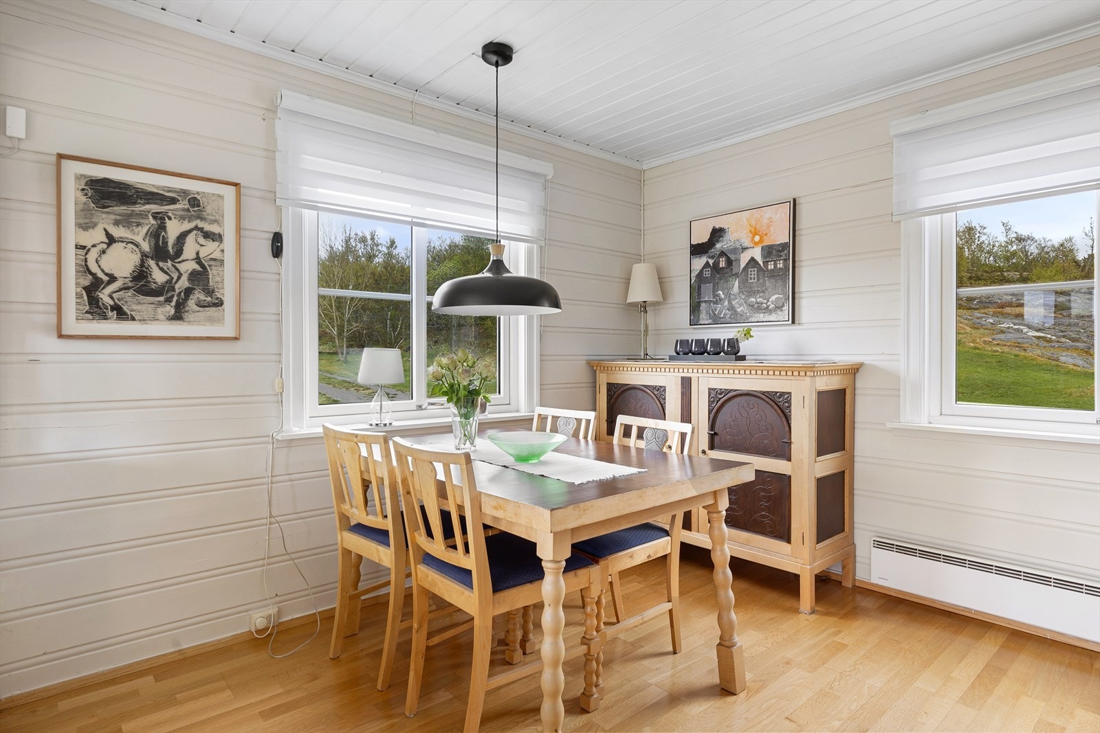 Den hyggelige spiseseksjonen ligger i naturlig tilknytning til stuen og har plass til større middagsselskaper. Galleribilde