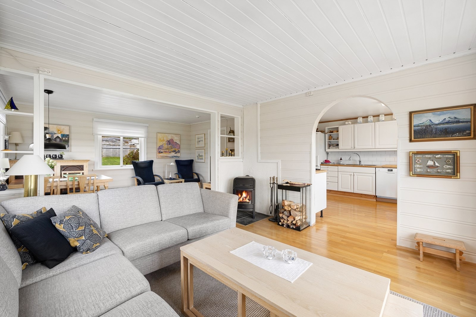 Velkommen inn i den romslige stuen med god plass til både sofaseksjon og spisegruppe - et naturlig samlingspunkt i boligen. Galleribilde