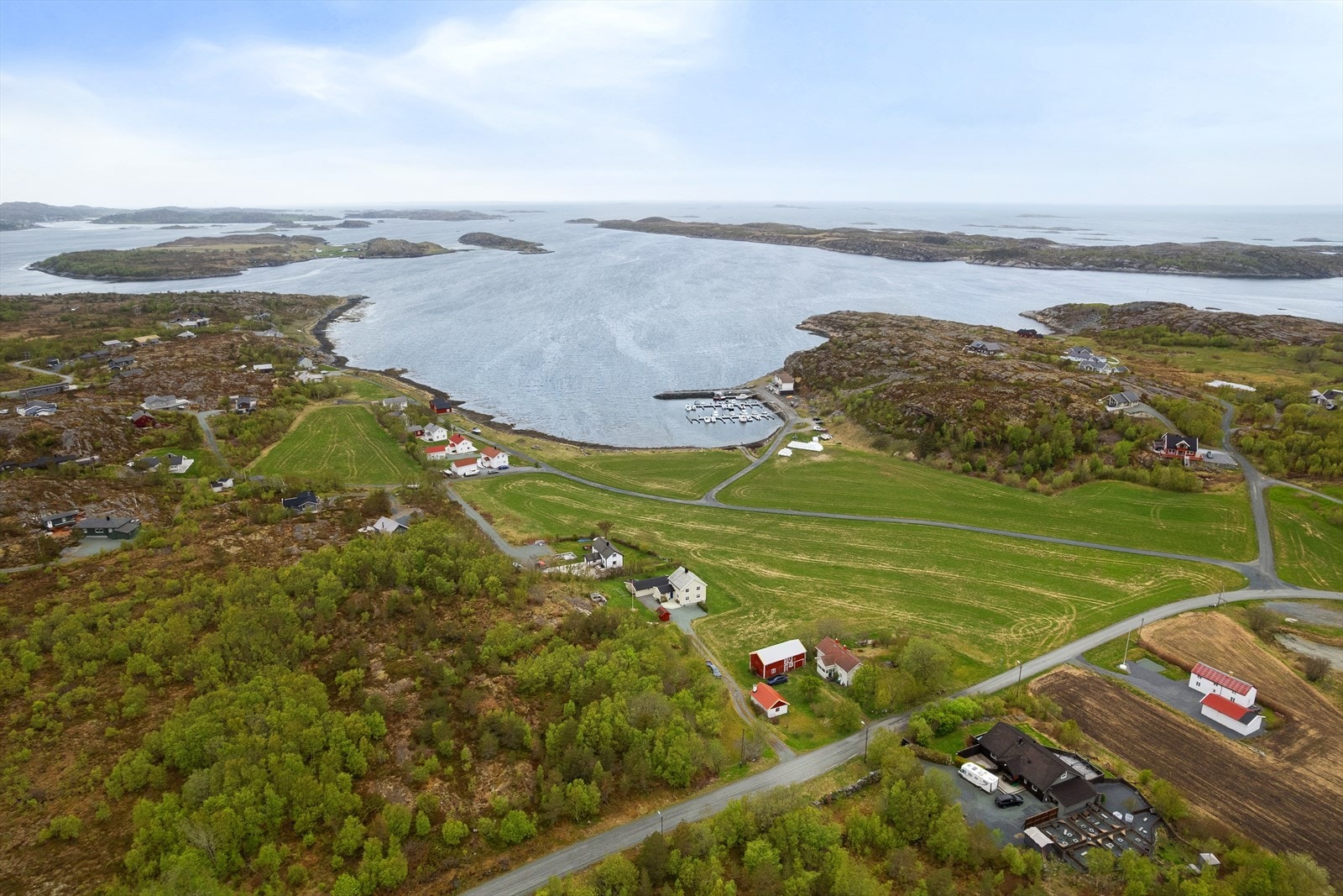 Lysøysundet er kjent for sitt levende båtmiljø, vakre skjærgård og flotte muligheter for fiske og friluftsliv året rundt. Galleribilde