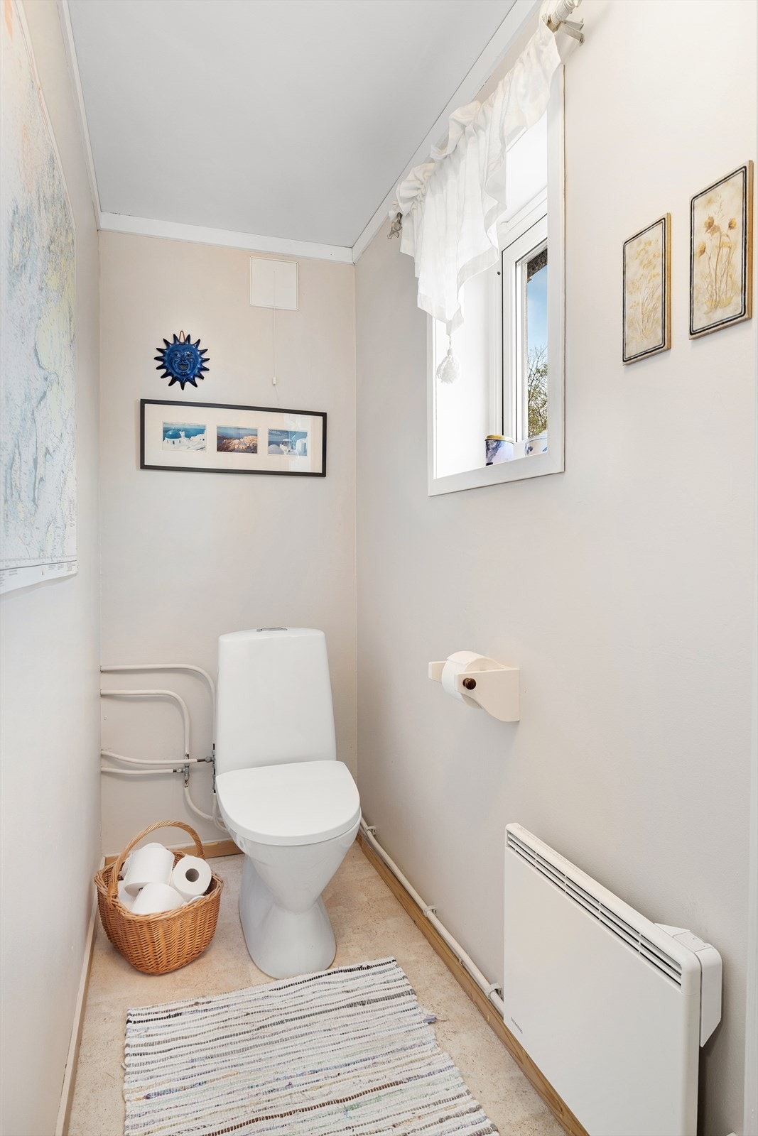 Separat toalettrom med naturlig ventilasjon - en praktisk løsning når man er flere samlet på hytta. Galleribilde