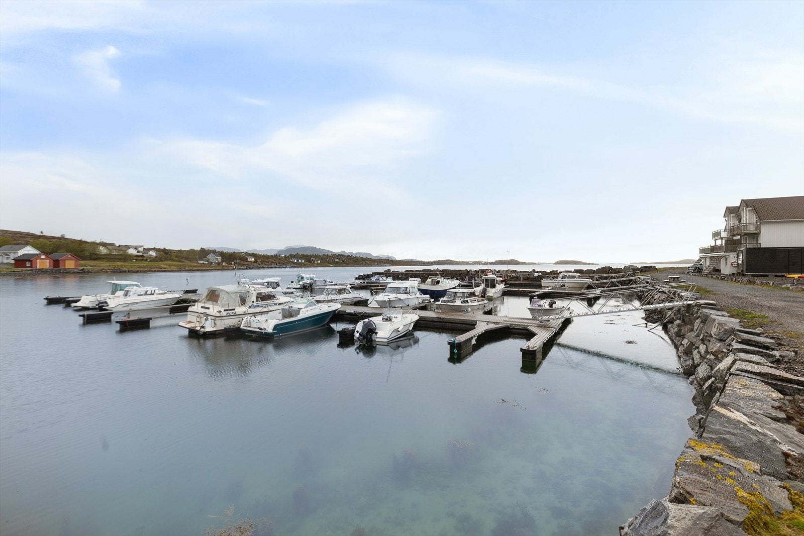 Båtplass medfølger eiendommen og ligger like ved (plass nr. 2 fra venstre i bildet) - perfekt for deg som ønsker enkel tilgang til båtliv, fiske og flotte turer i skjærgården. Galleribilde