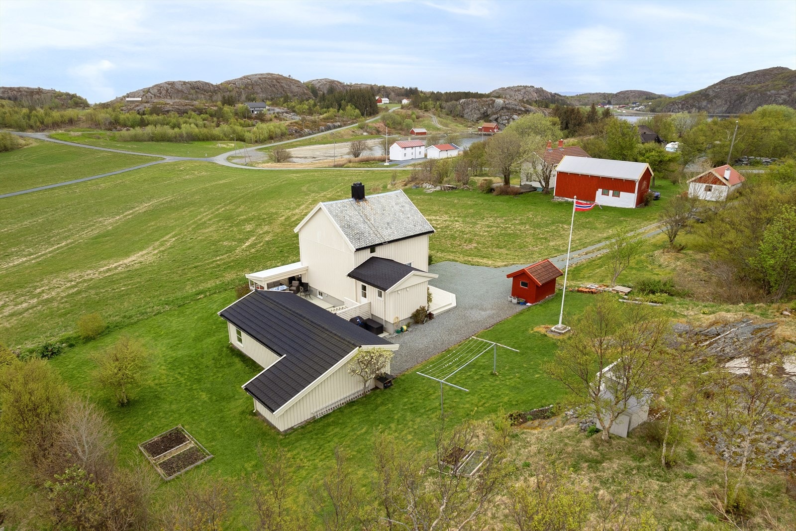 Her bor du tett på havet med nærhet til marina, småbåthavn og noen av Trøndelags beste fiskeområder. Galleribilde