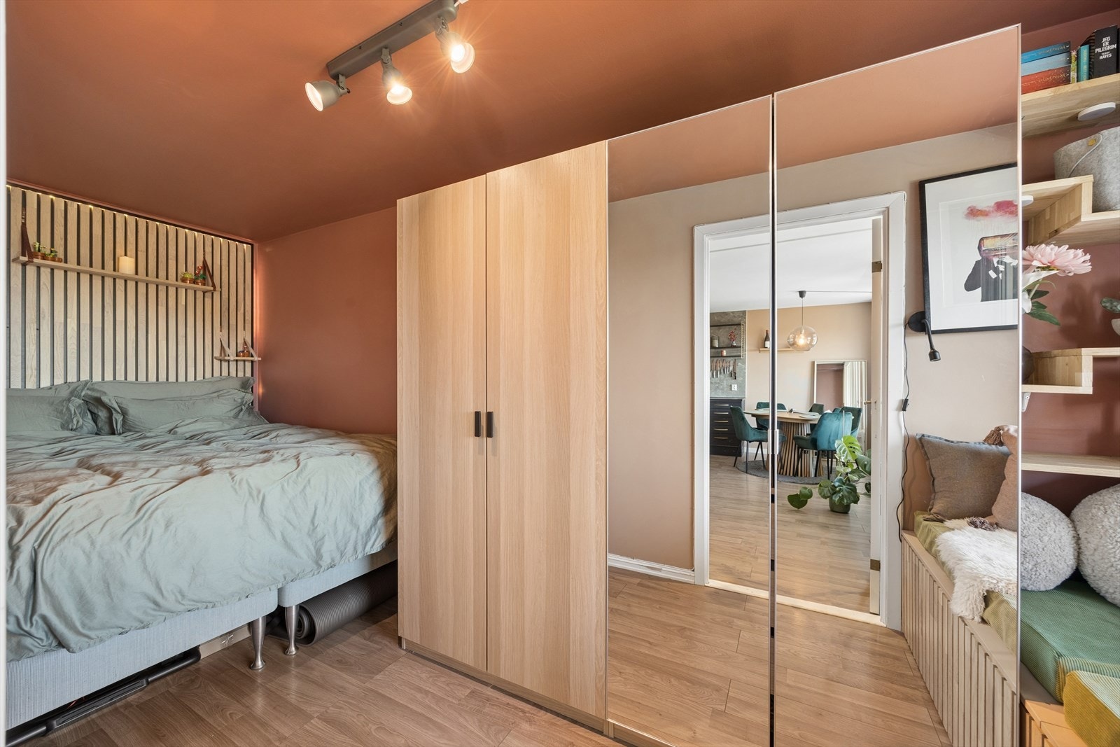 Soverommet fremstår som lunt og stilrent med moderne fargevalg og varme materialer. Galleribilde