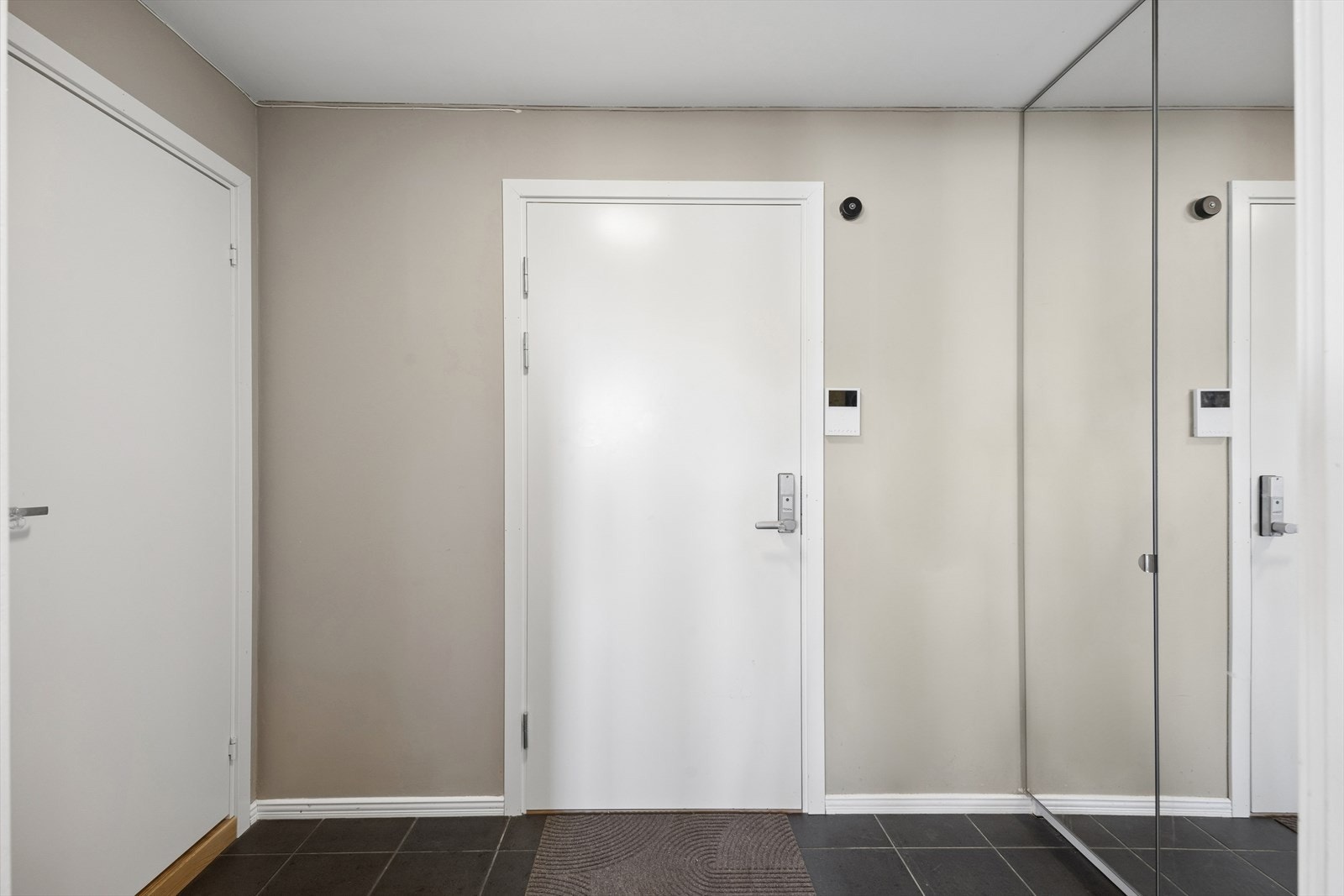 Velkommen inn! Her er det plass til å henge fra seg yttertøy. Galleribilde