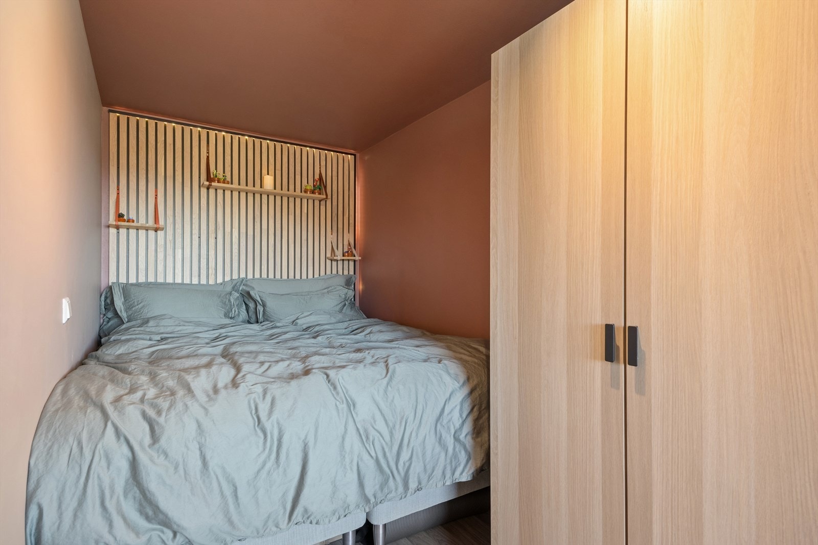Plassbygde løsninger med garderobe, spilepanel og integrert belysning gir rommet et eksklusivt preg, samtidig som arealet er svært godt utnyttet. Galleribilde